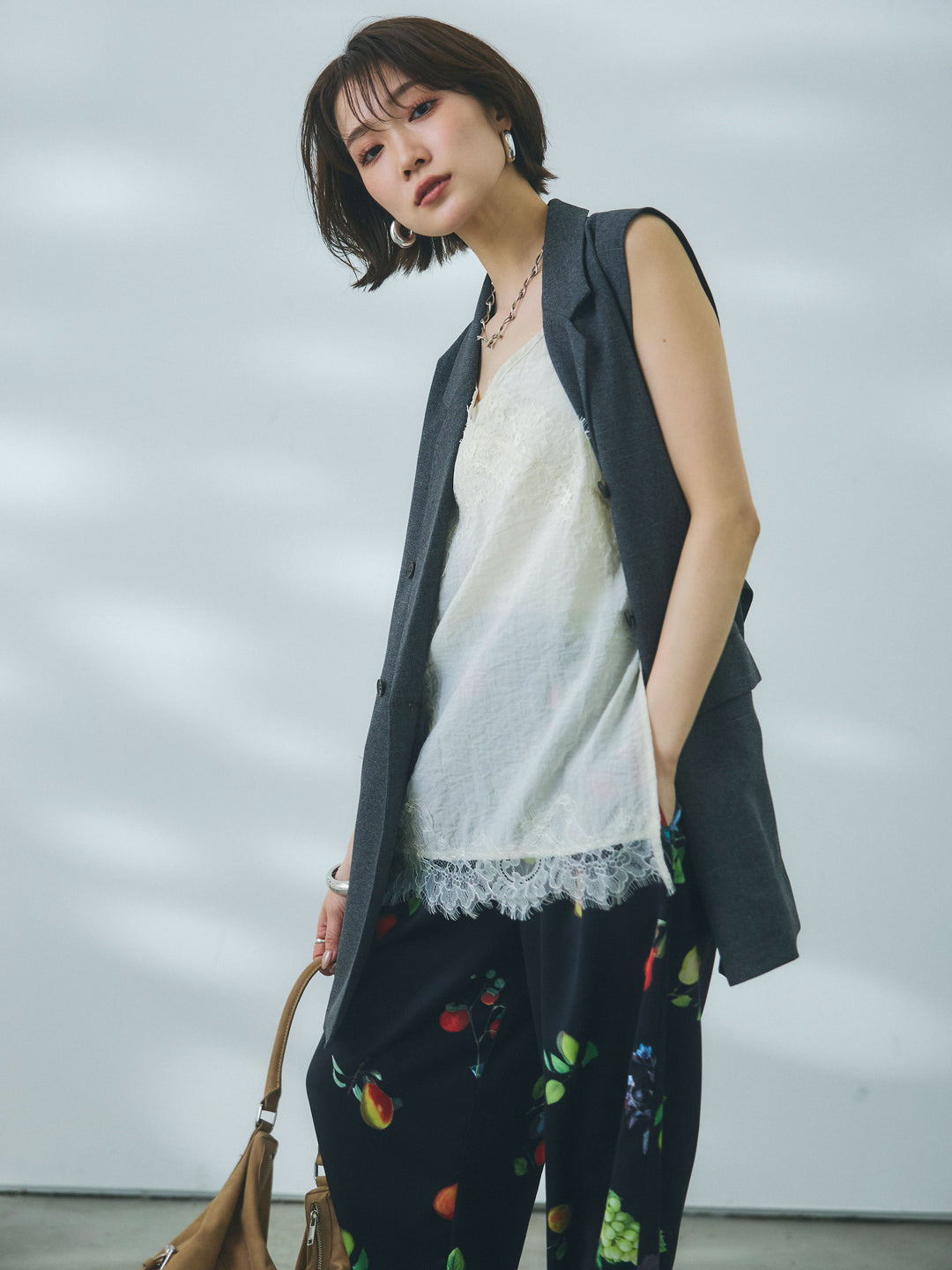 【魅力】[套裝] 混色中長款修身馬甲 + 植物印花休閒褲（兩件套）