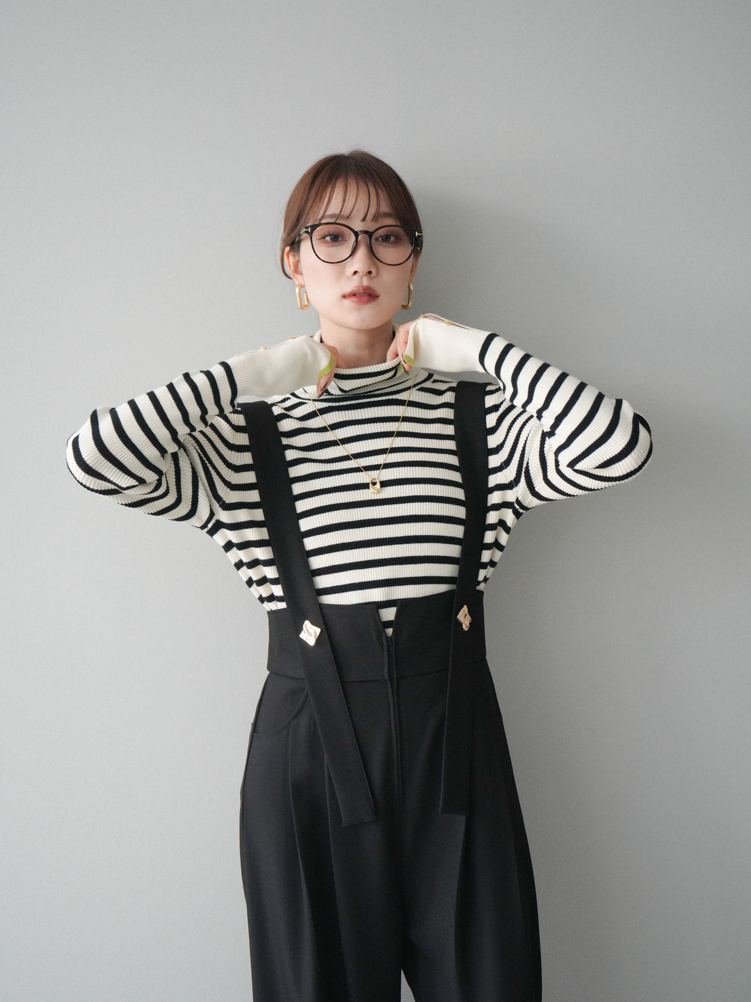 [SET]袖配色ハイネックボーダーリブニットトップス+ゴールドボタンサスペンダーワイドパンツ(2set)