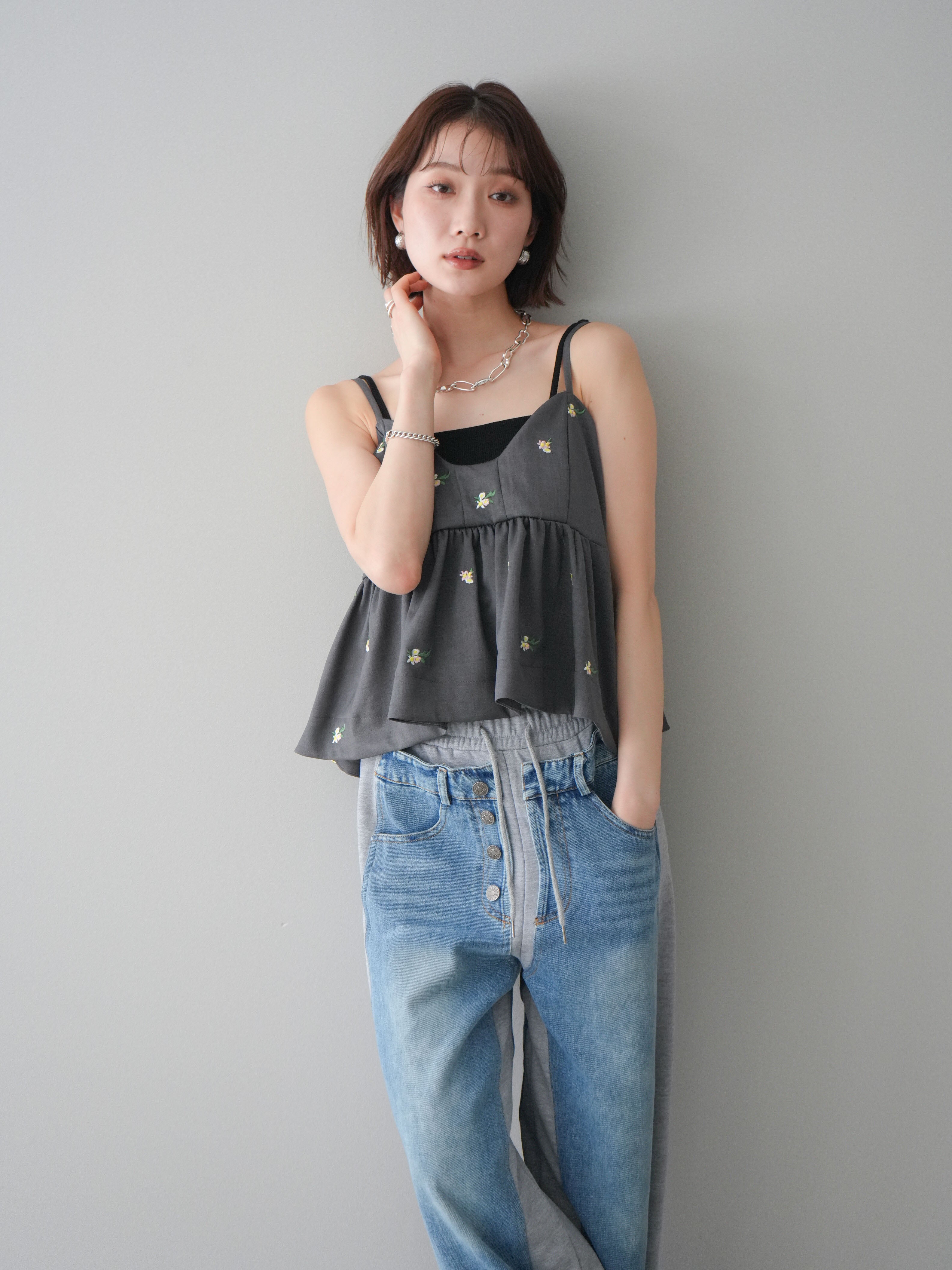 Bibiy. フラワー刺繍 ベスト グレー 予約]フラワー刺繍ビスチェ/gray – Lumier