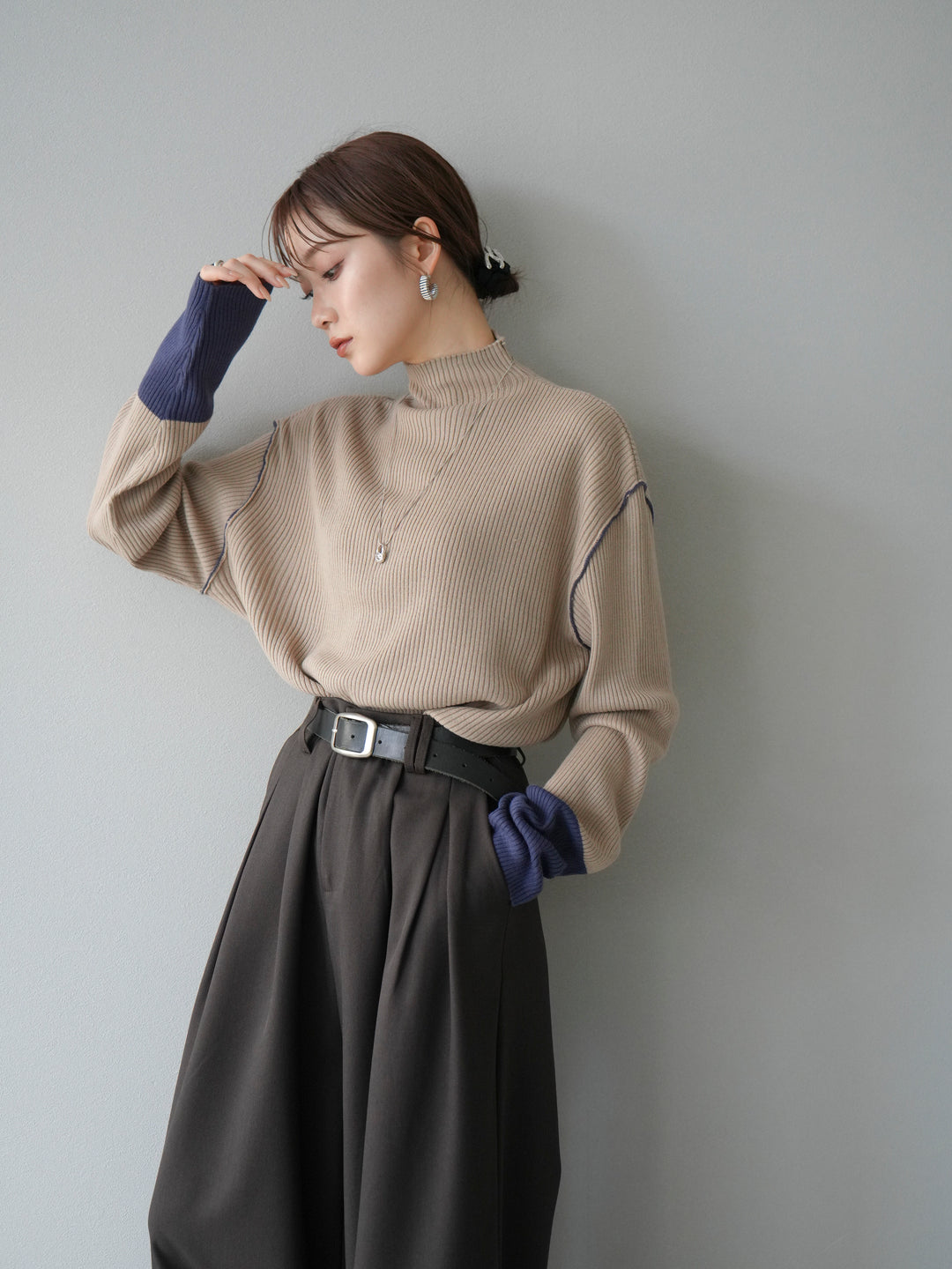 [予約]ボトルネック配色リブニットプルオーバー/ベージュ×アイアンブルー