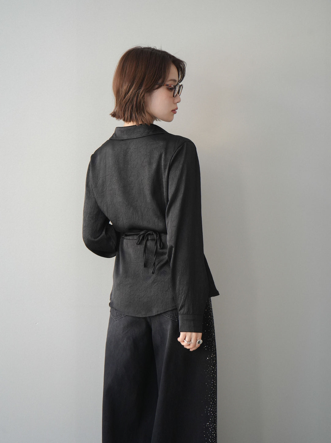 [予約]サイドギャザーアシンメトリーデザインサテンブラウス/black