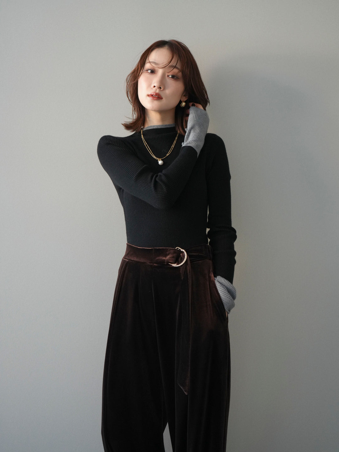 [予約]袖ボタンハイネック配色リブニットトップス/black