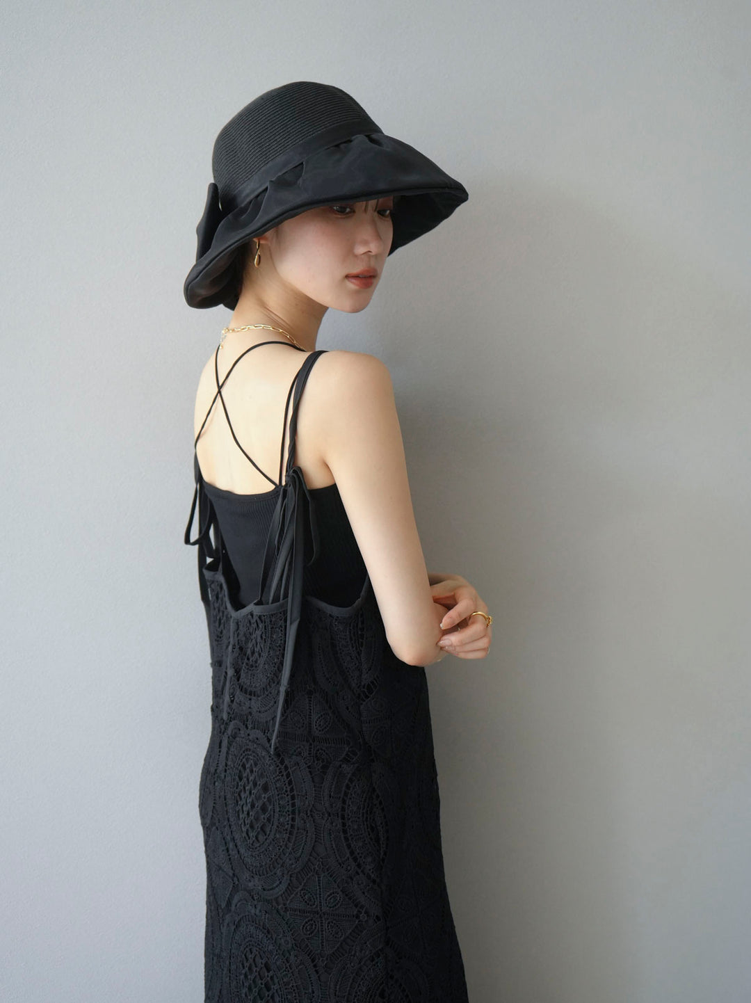 【預訂】化纖蕾絲吊帶連身裙/黑色