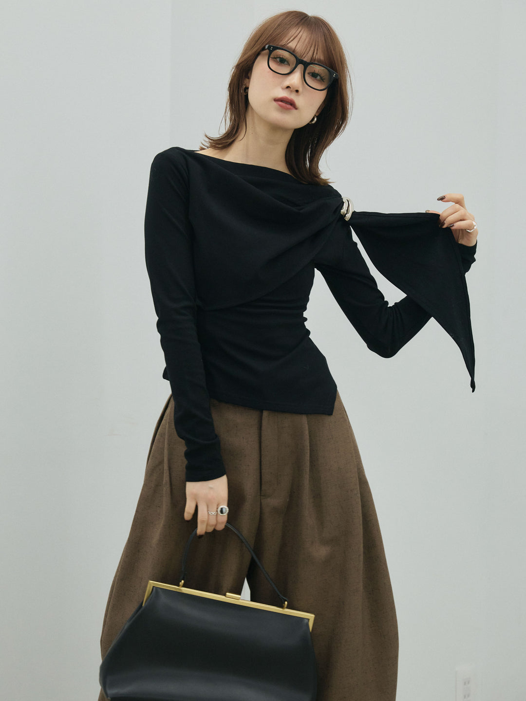 【Allure】[SET]ブローチ付ドレープ裏起毛トップス+モックスカルゼサイドタックコクーンパンツ(2set)