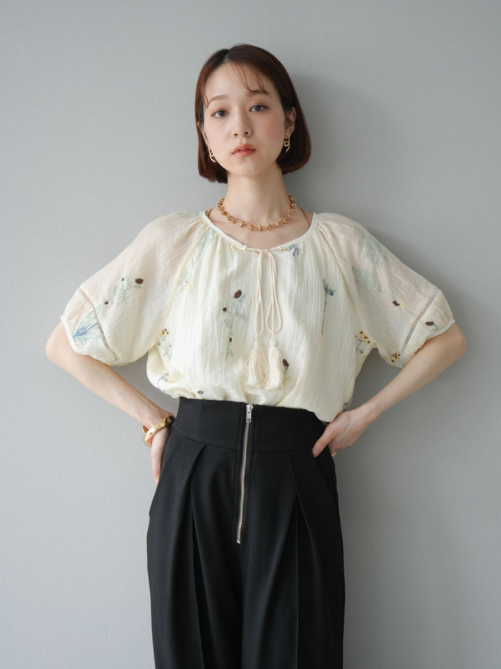 【預購】花朵刺繡半身襯衫/象牙白