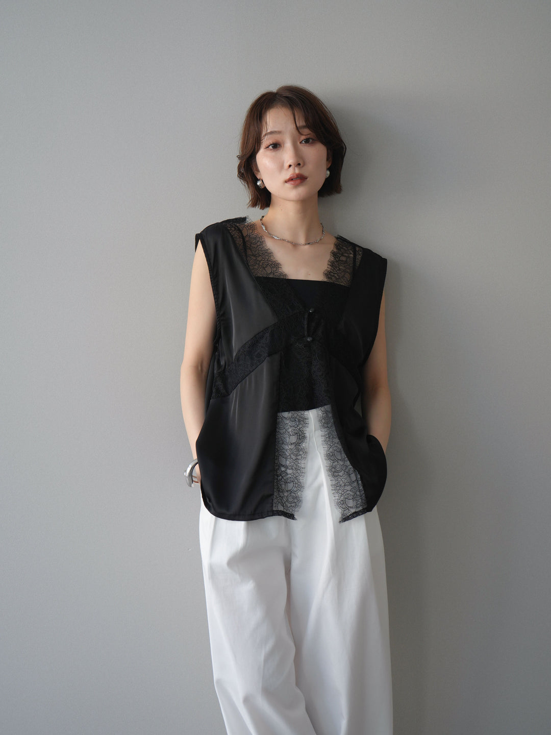 【預購】緞面交叉蕾絲上衣 / 黑色