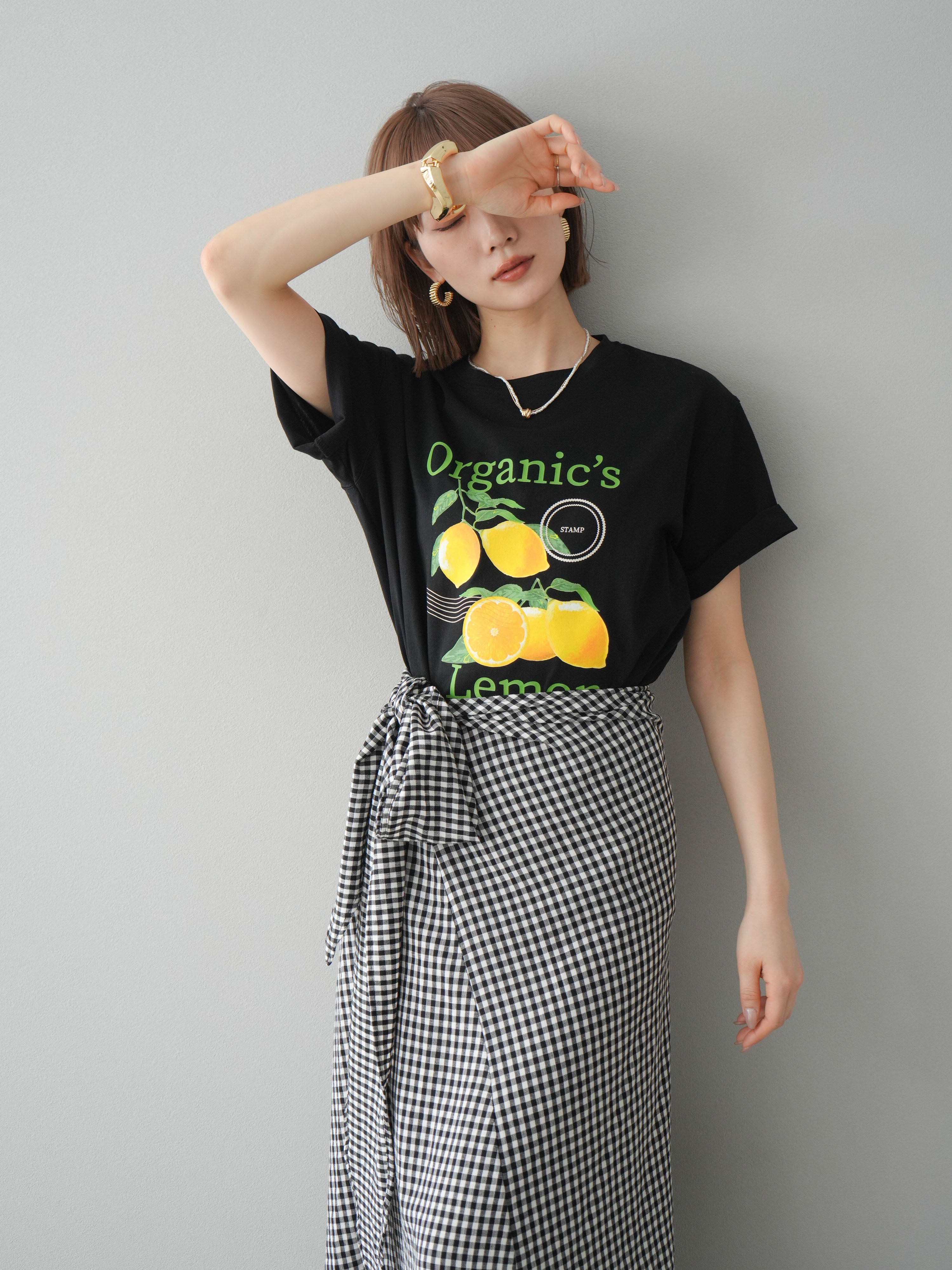 新品 未使用 SEVENTEN レモンプリントブラウス M ブラックイエロー 40％off】レモンプリントブラウス(ネイビー) - seventen