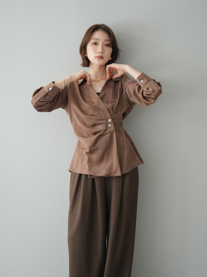 [予約]サイドギャザーアシンメトリーデザインサテンブラウス/brown