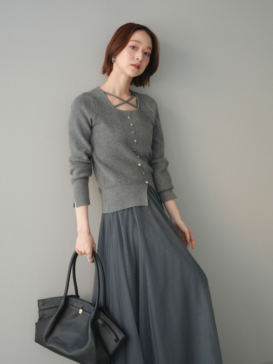 [予約]クロスデザインネックシルバーボタンニット/gray