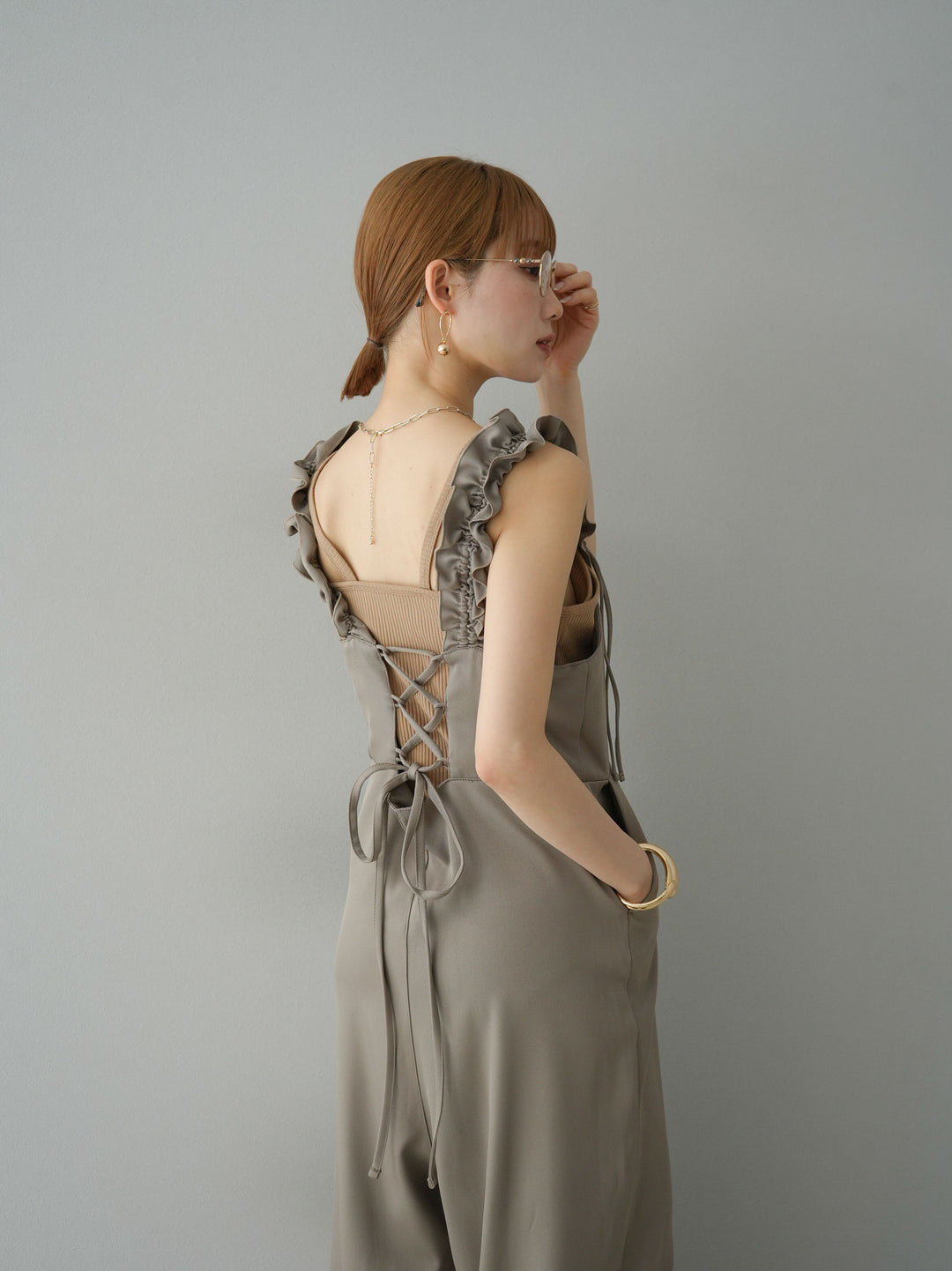 [預訂] 繫帶荷葉邊連身衣/灰褐色