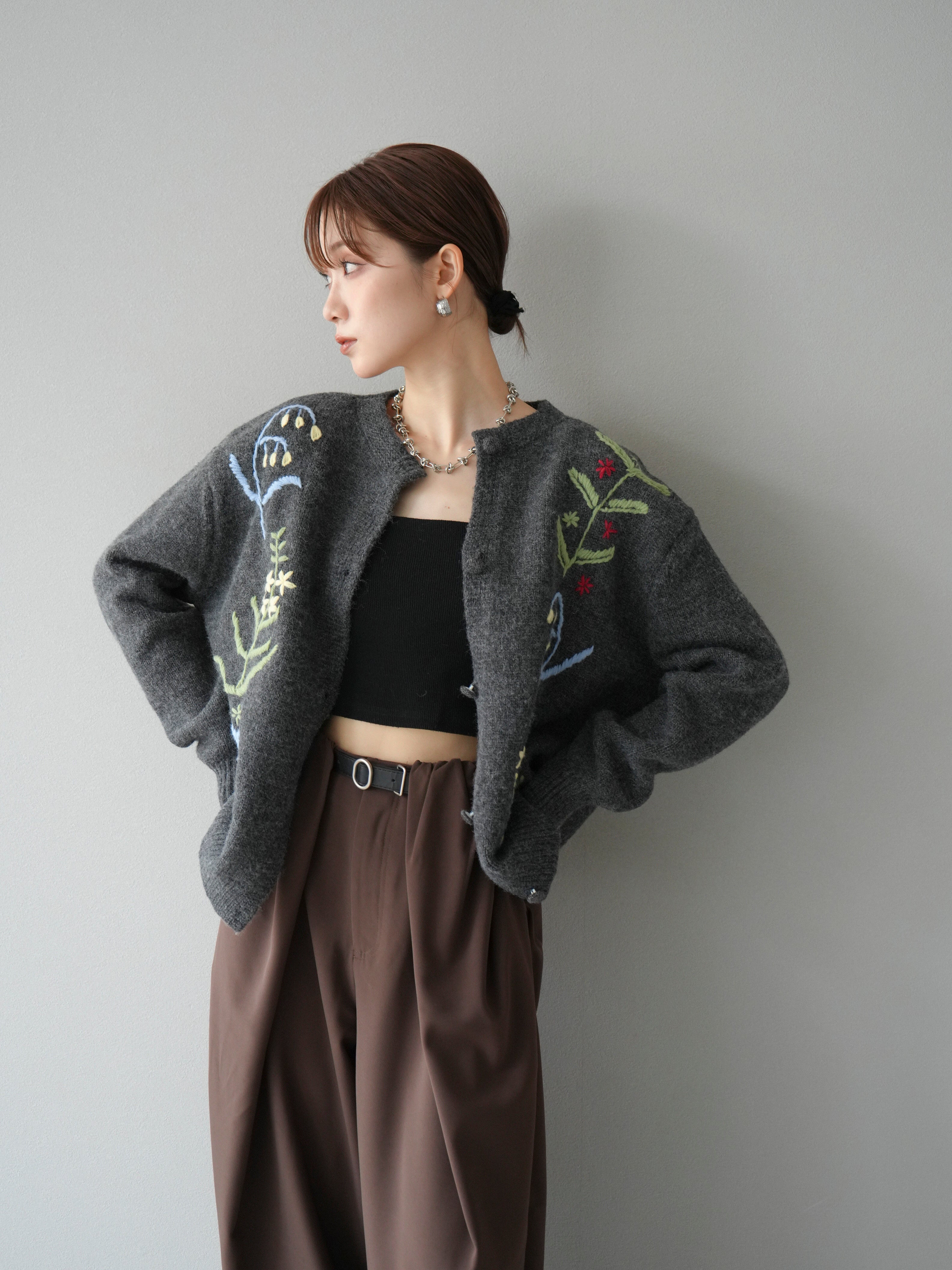 予約]フラワー刺繍ニットカーディガン/チャコール – Lumier