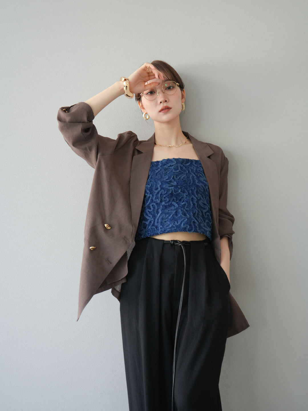 [SET] 金色扣環透視外套 + 滾邊花朵透視天鵝絨吊帶背心 + 繩紋腰帶麻感寬褲 (3 件套)