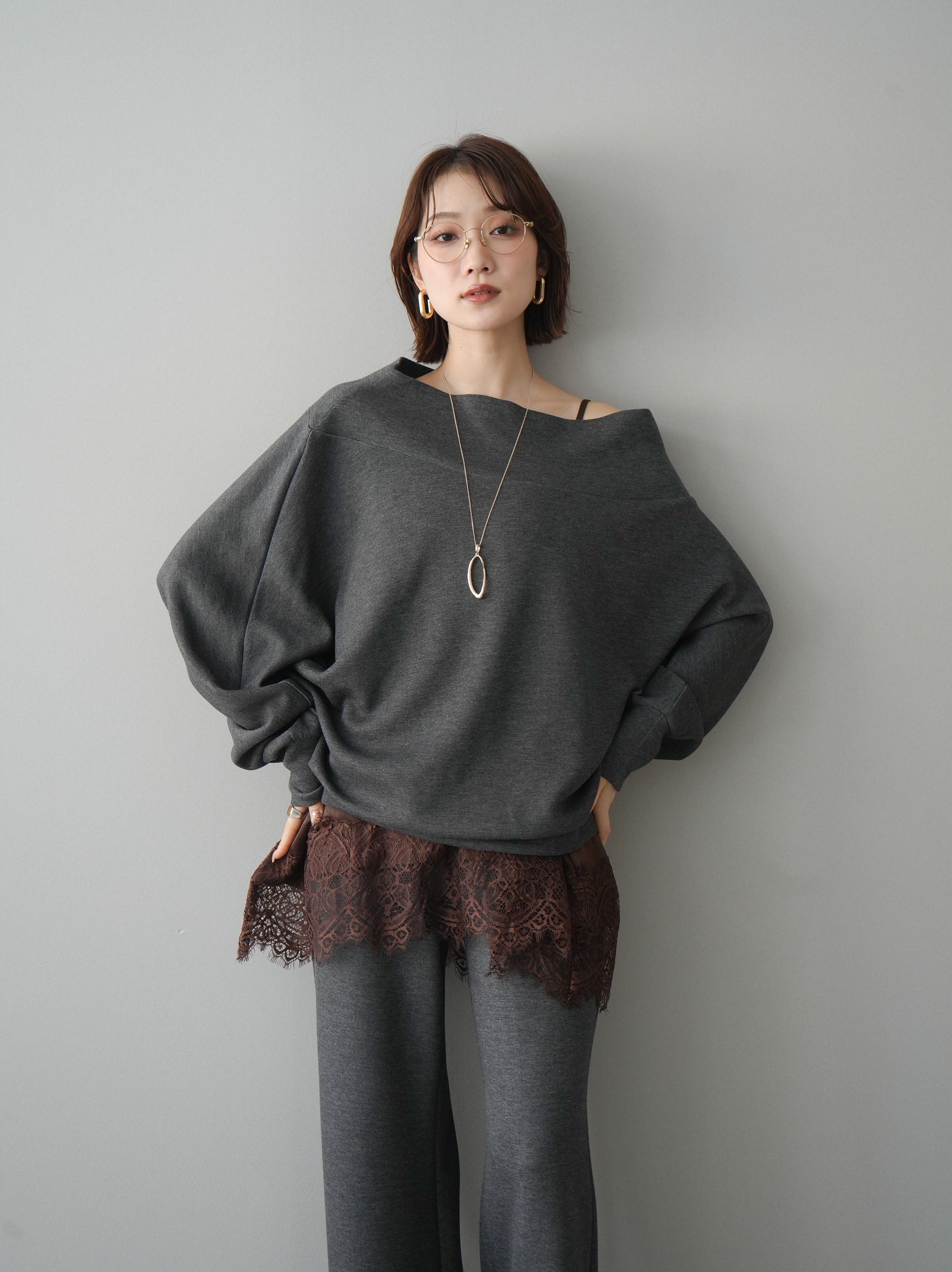 予約]アシンメトリーオフショルポンチプルオーバー/charcoal – Lumier