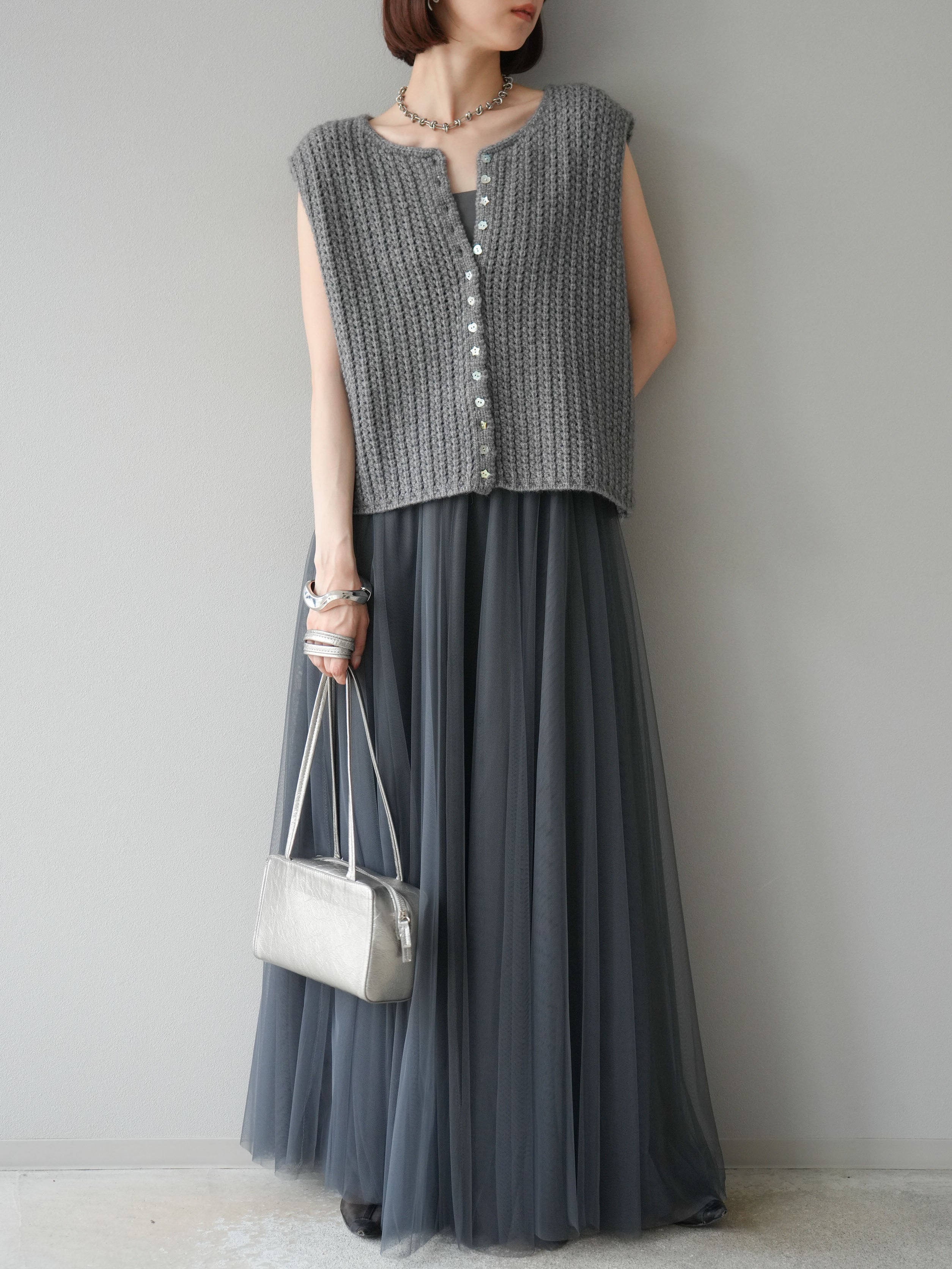 予約]ランダムボタンニットベスト/チャコール – Lumier