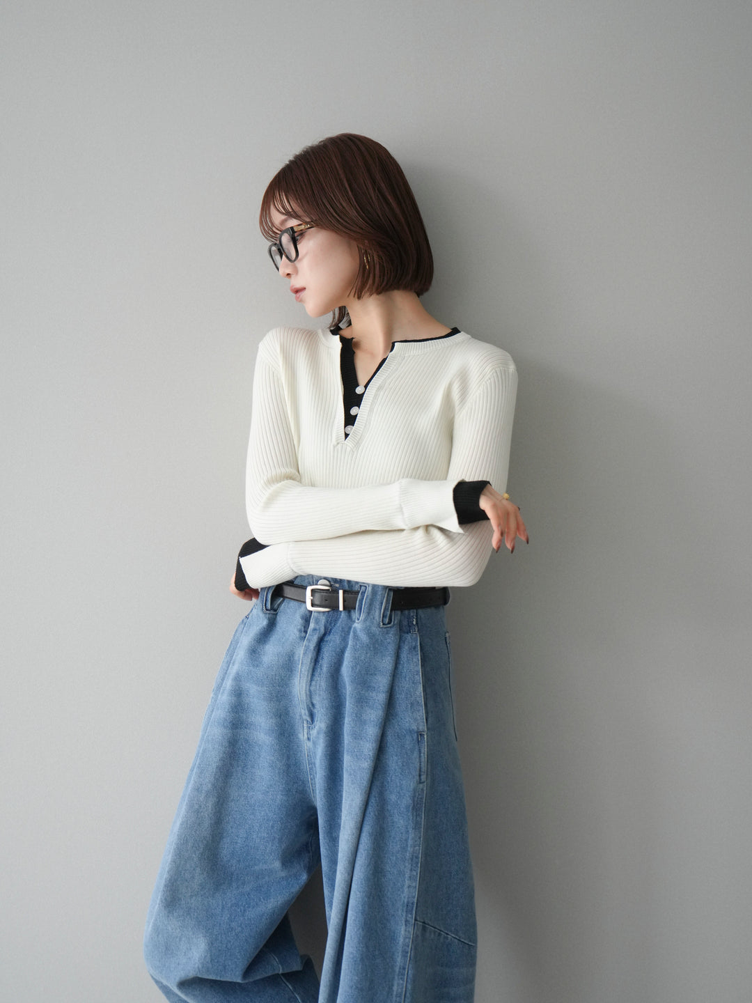 [SET]バイカラーキーネックリブニットトップス+ハイウエストベルトループデザインデニムパンツ(2set)