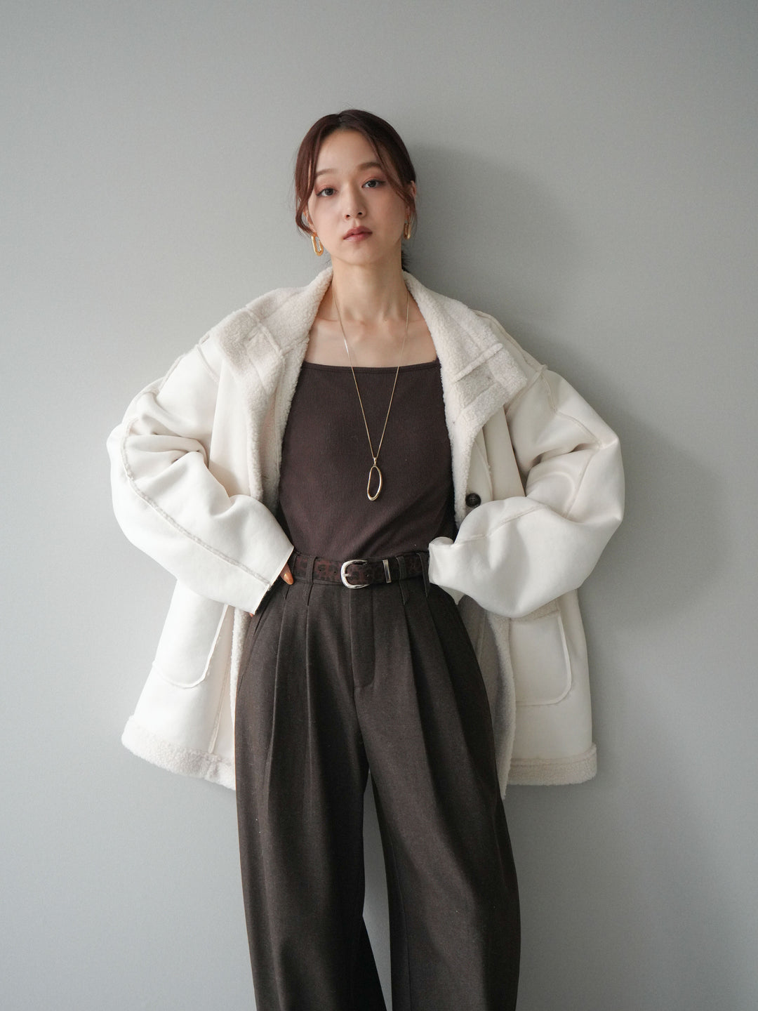 [SET]スタンドネックフェイクムートンミディアムコート+カップ付きバッククロスキャミソール(2set)