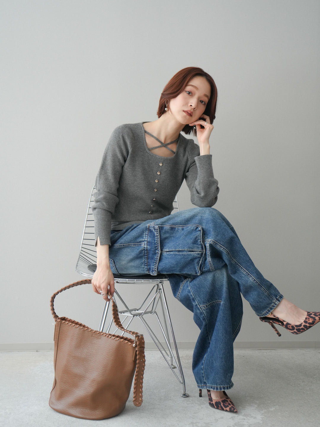 [予約]クロスデザインネックシルバーボタンニット/gray