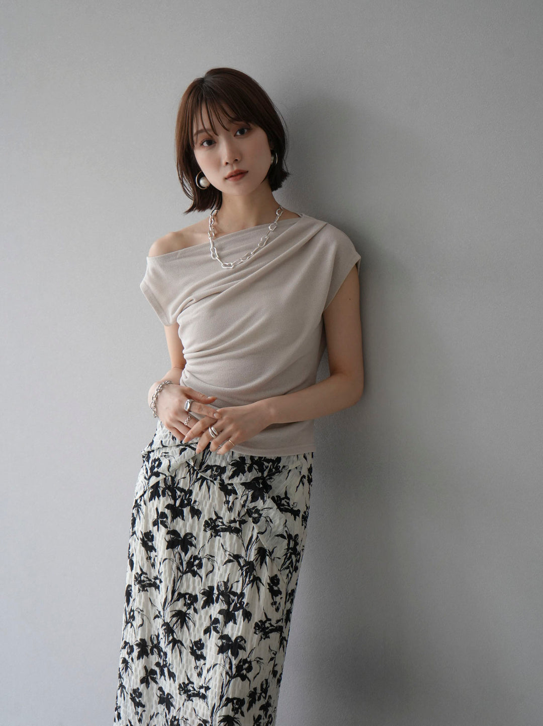 [Pre-order] Asymmetrical tuck sleeveless knit/beige