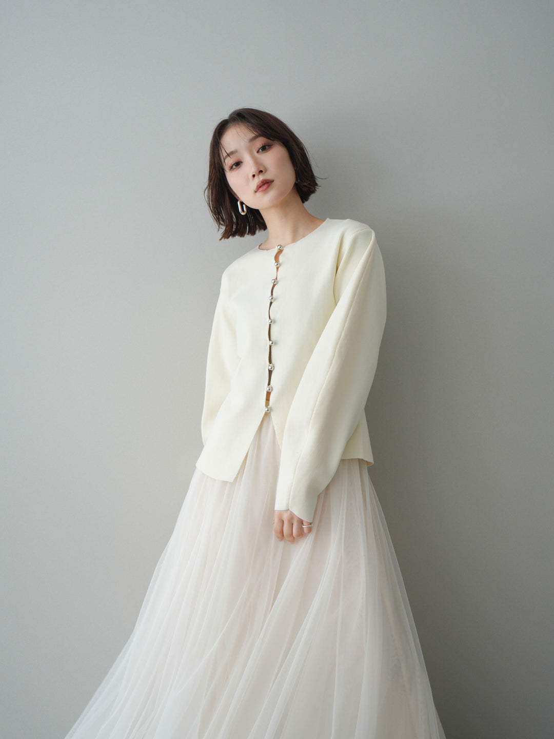 [予約]フロントスリットシルバーボタンニットカーディガン/off