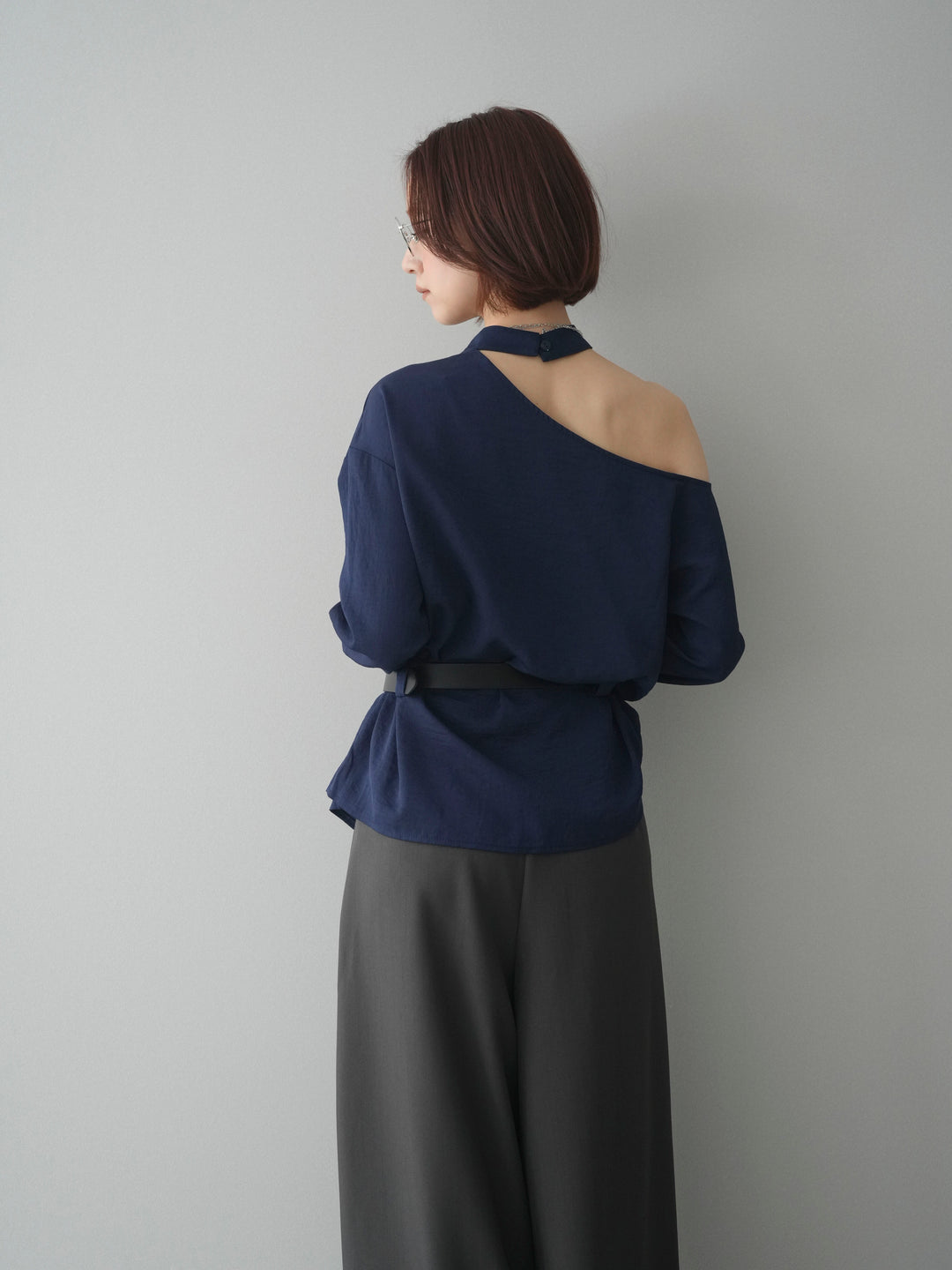 [SET]ベルト付ワンショルダースリットブラウス+編み込みベルト付タックワイドパンツ(2set)