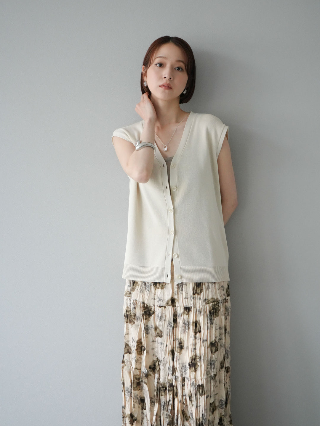 [SET] V領人造絲針織背心+花邊長裙（2件組）