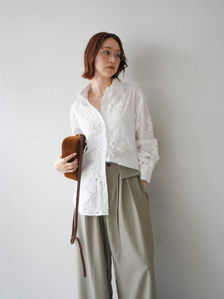 [予約]バックリボンフラワーエンブロイダリーシャツ/white