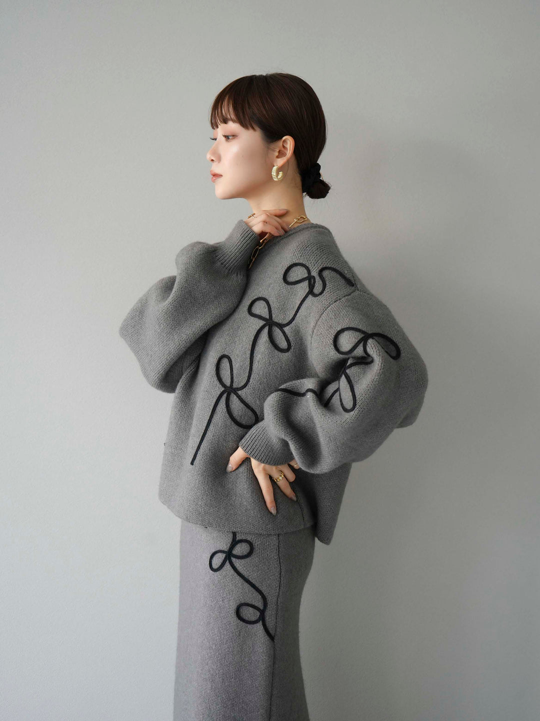 [予約]コード刺繍Iラインニットスカート/チャコール