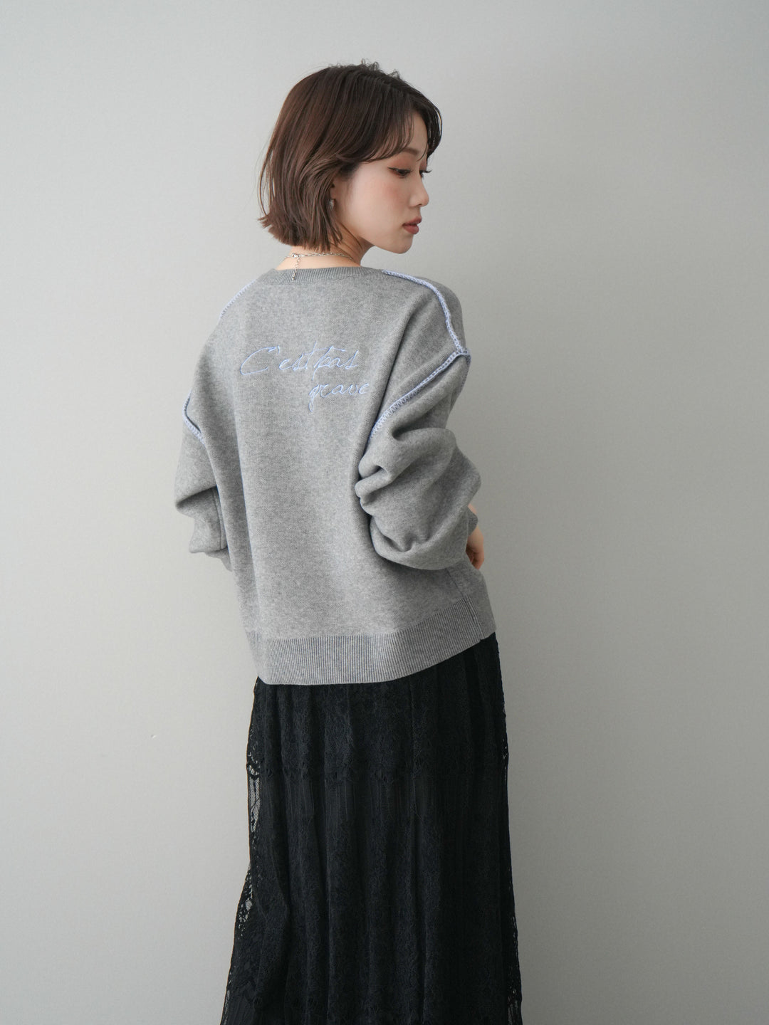 [予約]バックロゴ刺繍配色ステッチニットプルオーバー/gray