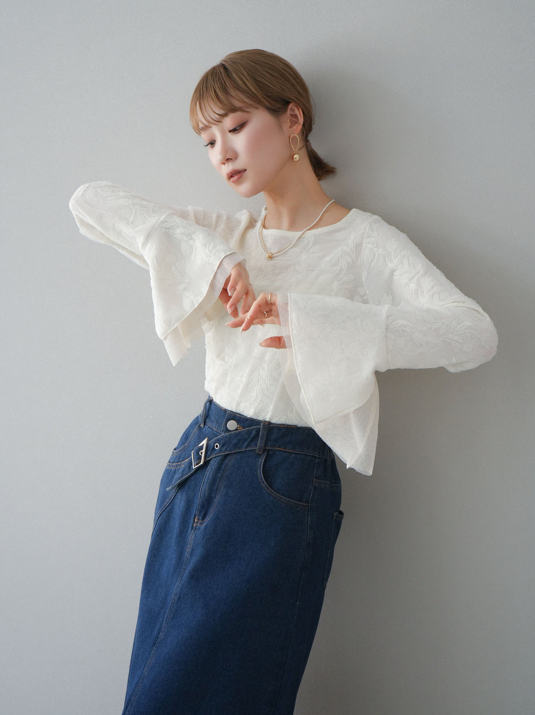 【預購】雙層紗布袖喇叭疊層提花上衣/象牙白