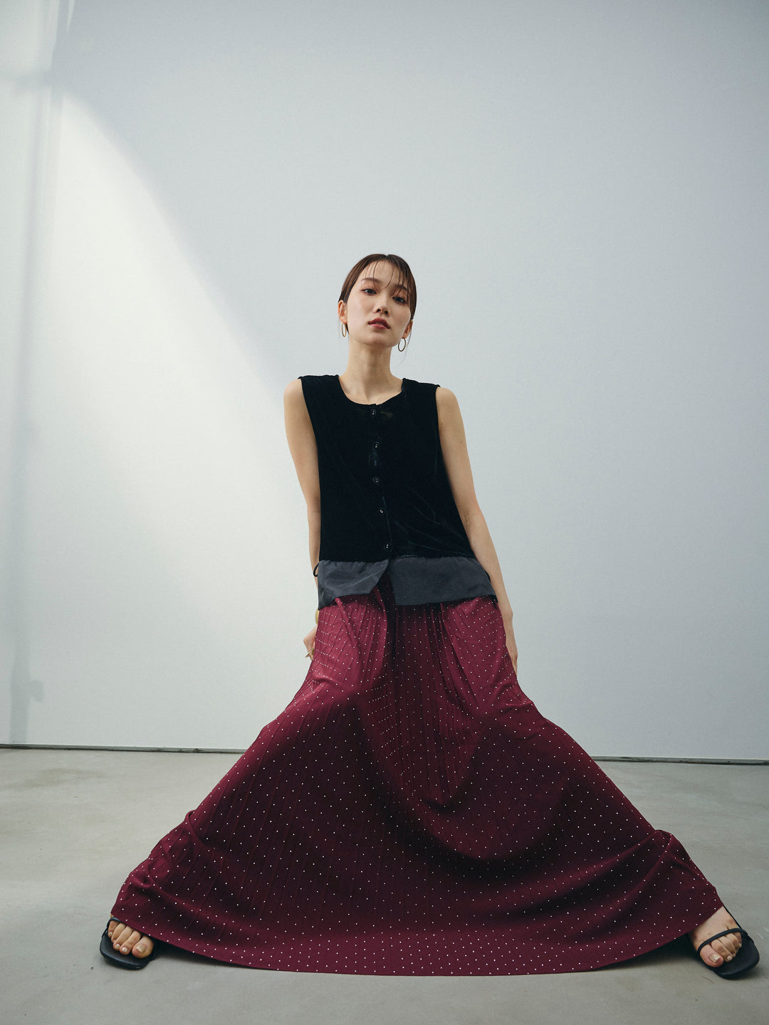 [SET]裾チュールベロアノースリーブプルオーバー+ラインストーンプリーツスカート(2set)