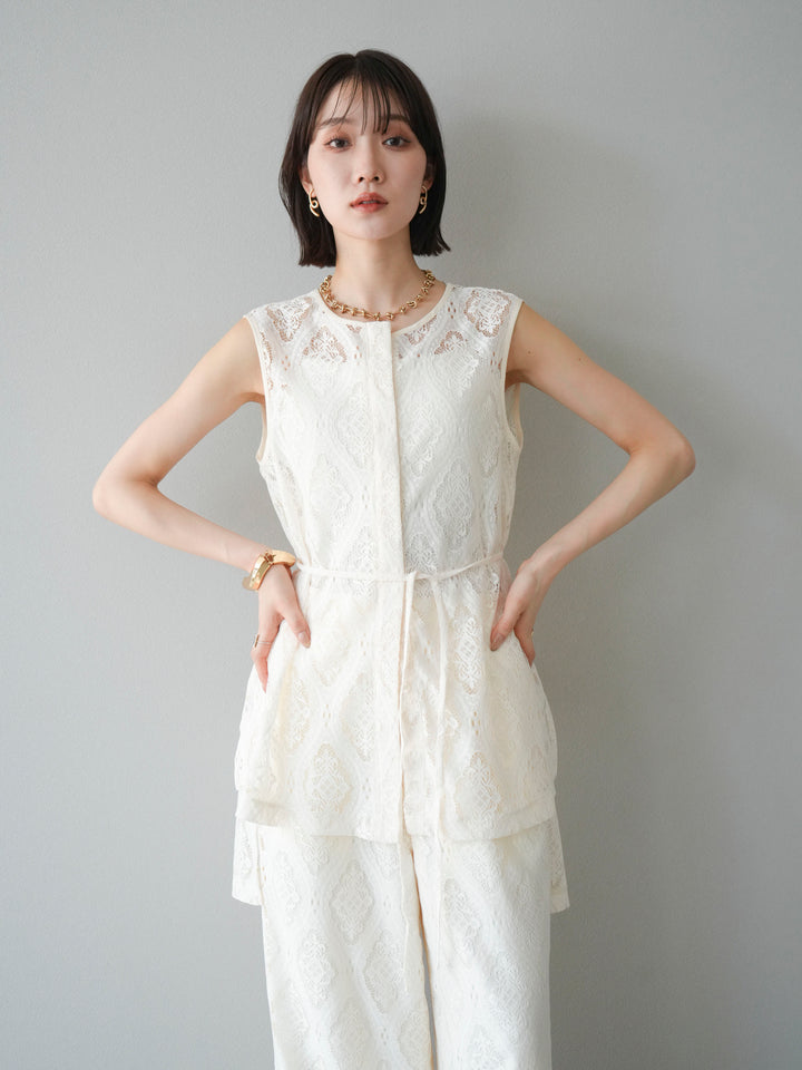 [SET] 緞面滾邊蕾絲無袖上衣 + 蕾絲疊穿休閒褲 (2件套)