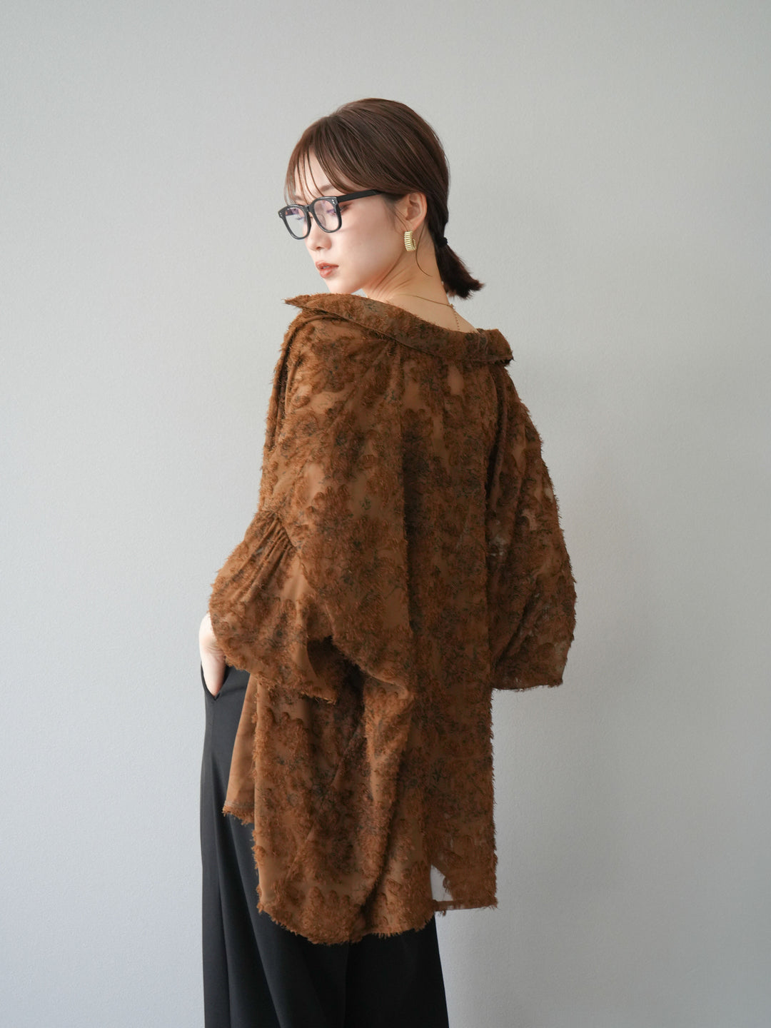 [予約]ニュアンスフリンジジャガードボリュームスリーブブラウス/ブラウン