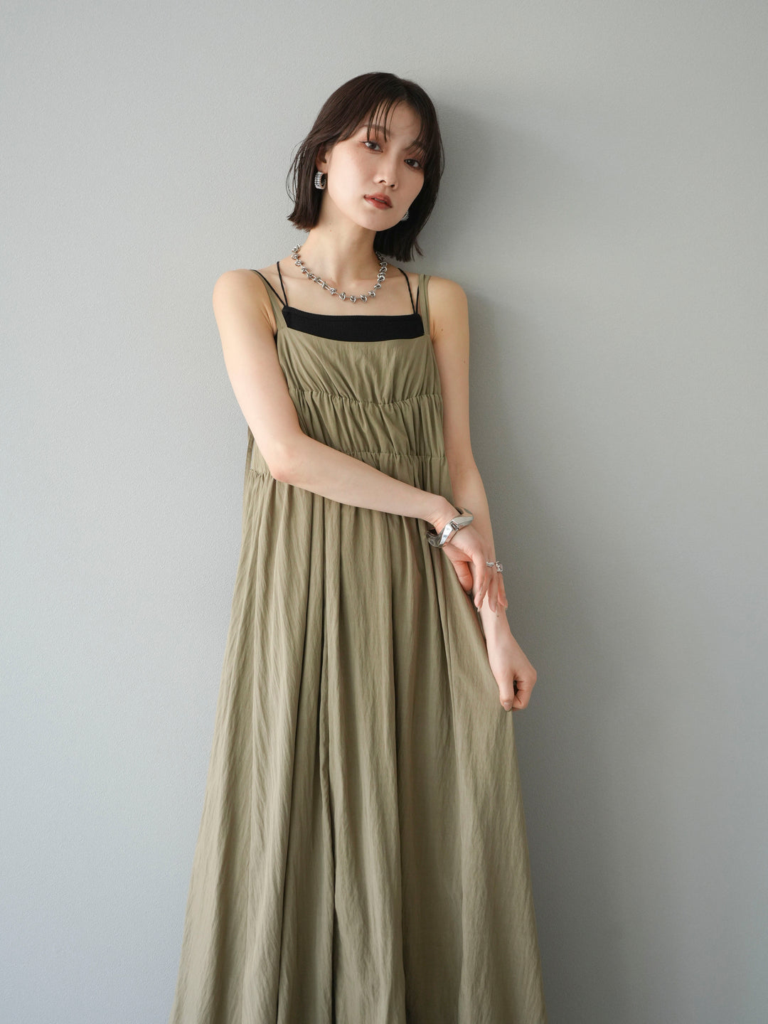 [SET]レーヨンシャーリングキャミワンピース+カップ付きバッククロスキャミソール(2set)