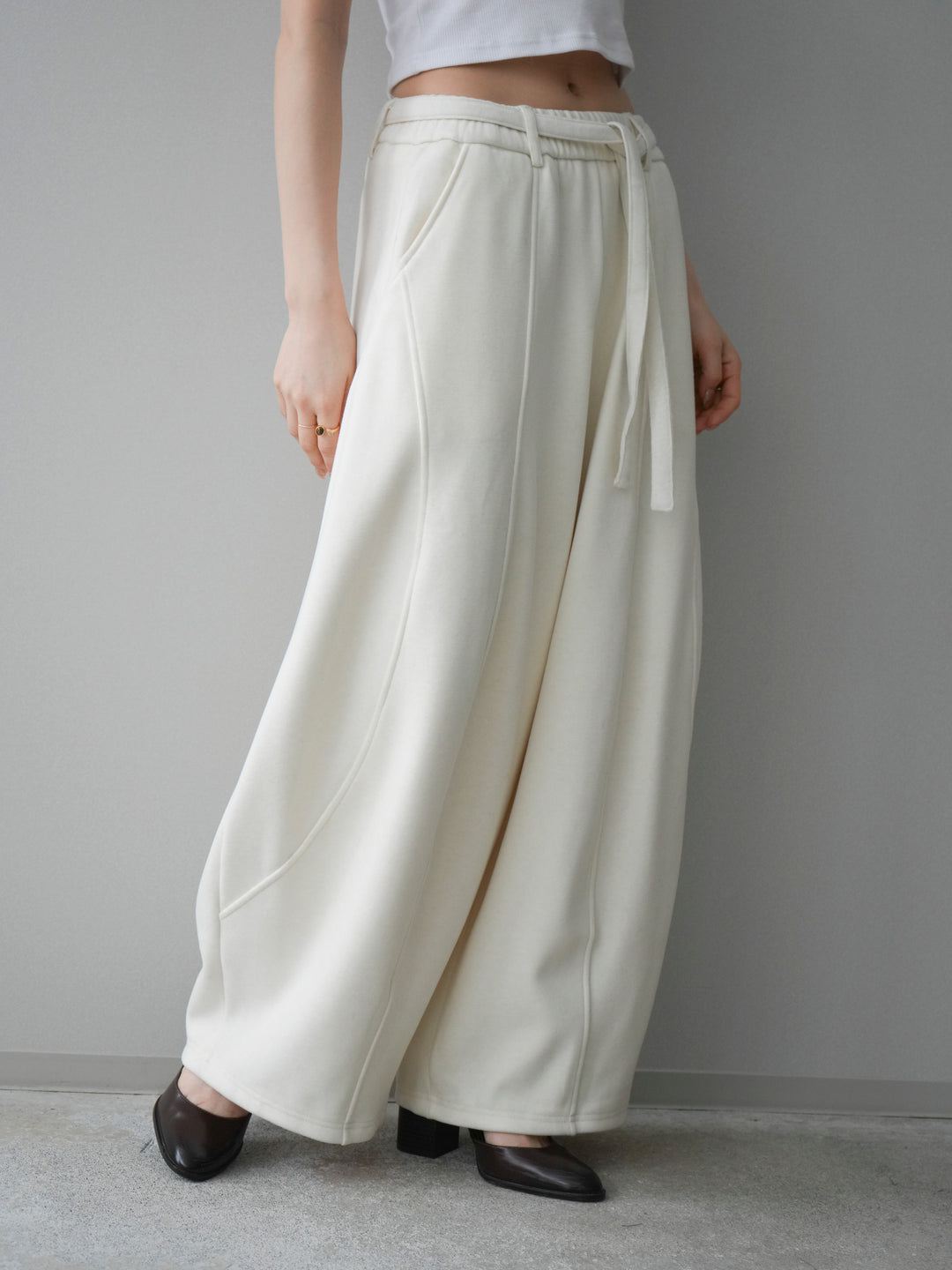 [予約]ウエストベルトカーブラインスエットパンツ/offwhite