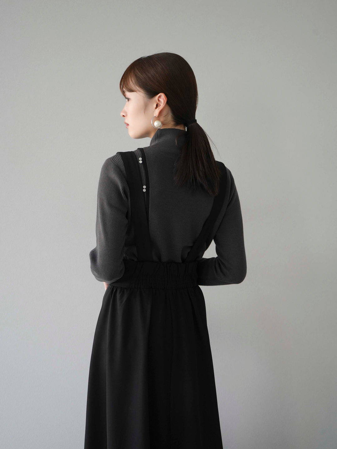 [預訂] 瓶頸配色設計紐扣針織上衣/炭灰