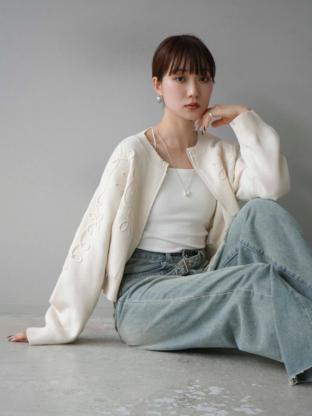 [SET]コード刺繍コットンニットジップカーディガン+ダブルストラップカットリブブラキャミソール+ベルトアシンメトリーダメージデニム(3set)