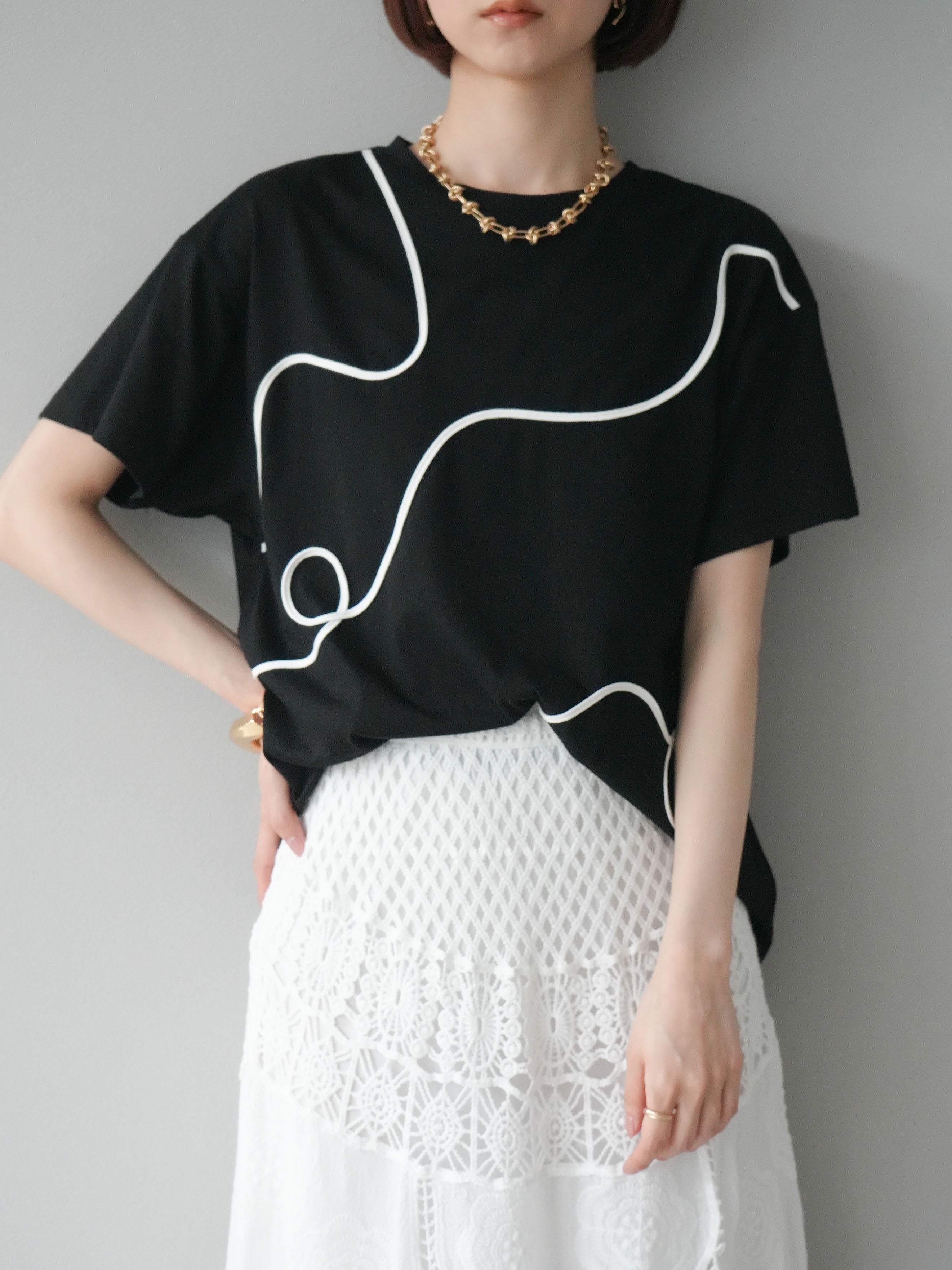 ティーズ ページ14 予約]コード刺繍ルーズTシャツ/ブラック – Lumier