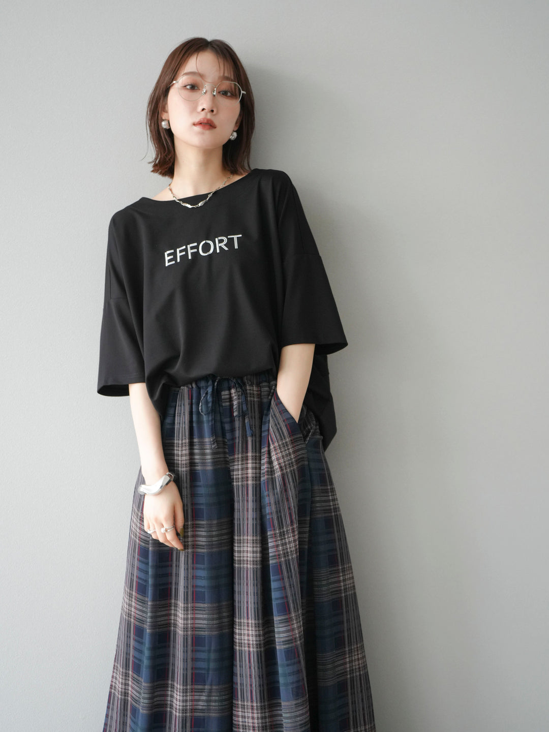 [套裝] 不同材質金屬標誌刺繡 x 印花T卹 + 透視格紋寬鬆褲（2 件套）