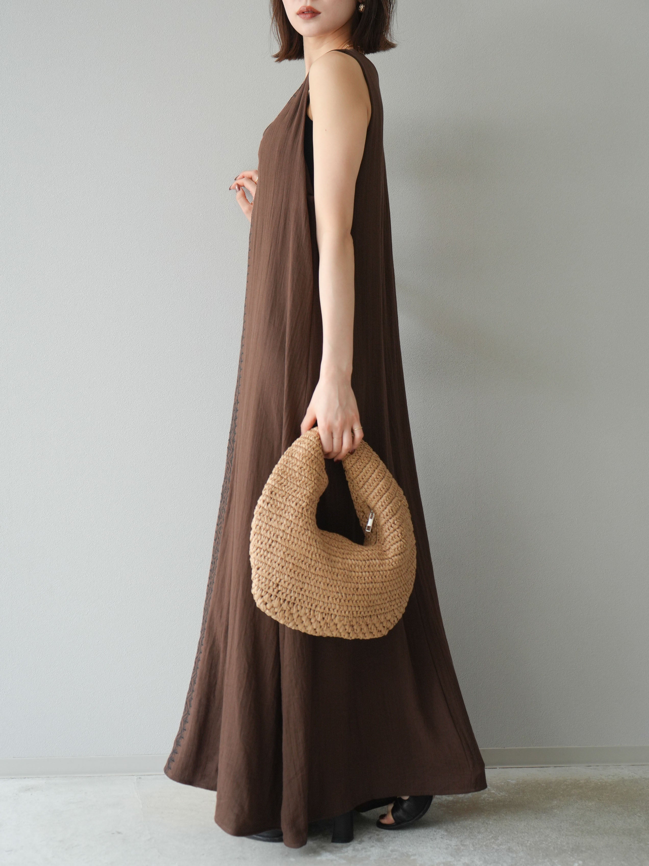 予約]刺繍Vネックワンピース/ブラウン – Lumier