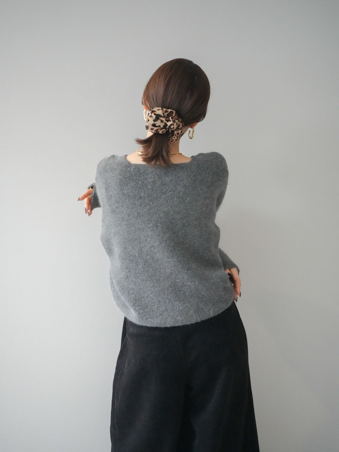 [予約]シュシュ付きアンゴラタッチVネックニットプルオーバー/gray