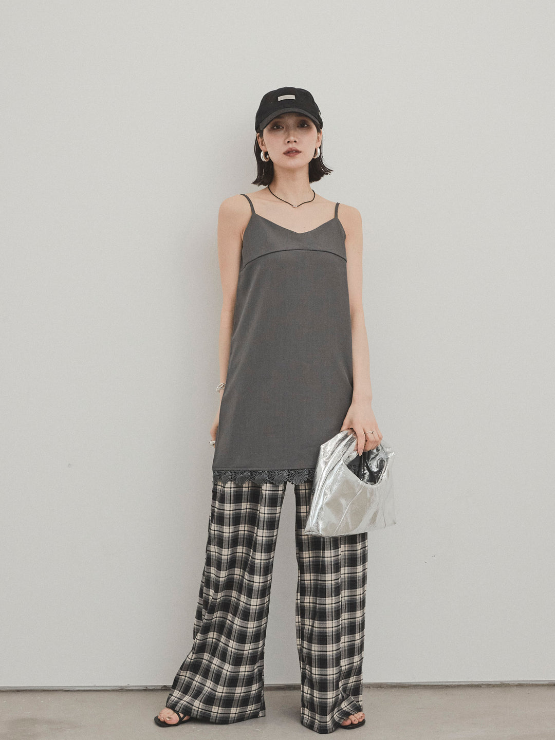 [SET] 蕾絲下擺吊帶迷你洋裝 + 格紋寬褲 (2 件套)