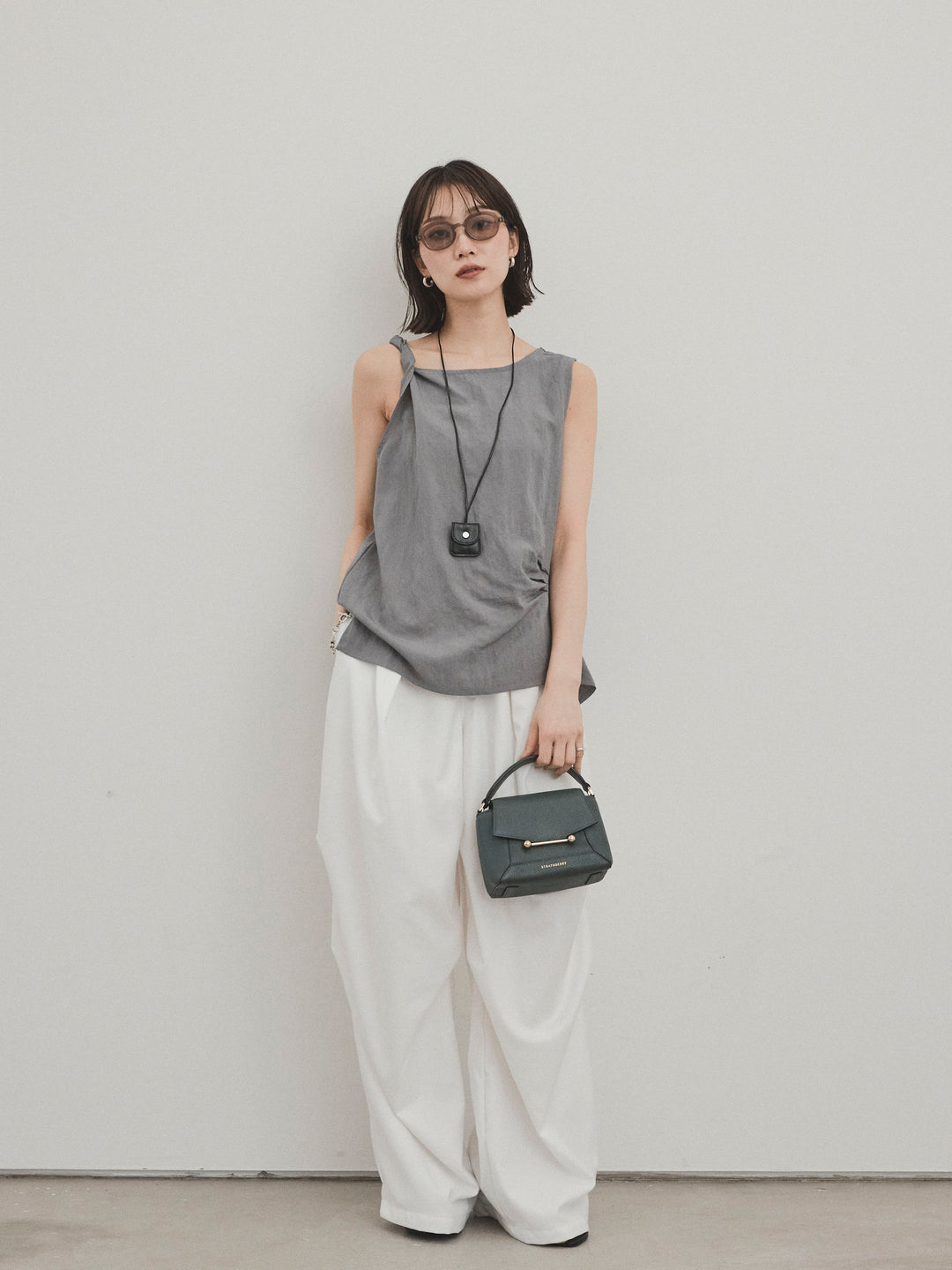 [SET]レザーネックレス付ツイストノースリブラウス+デザインループサイドタックパンツ(2set)