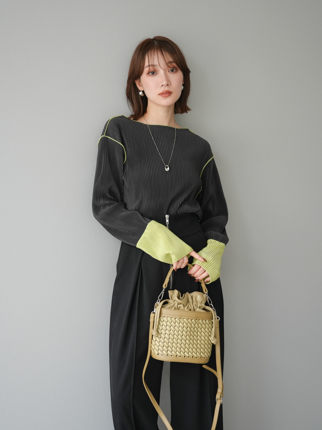 予約]バイカラープリーツトップス/チャコール – Lumier