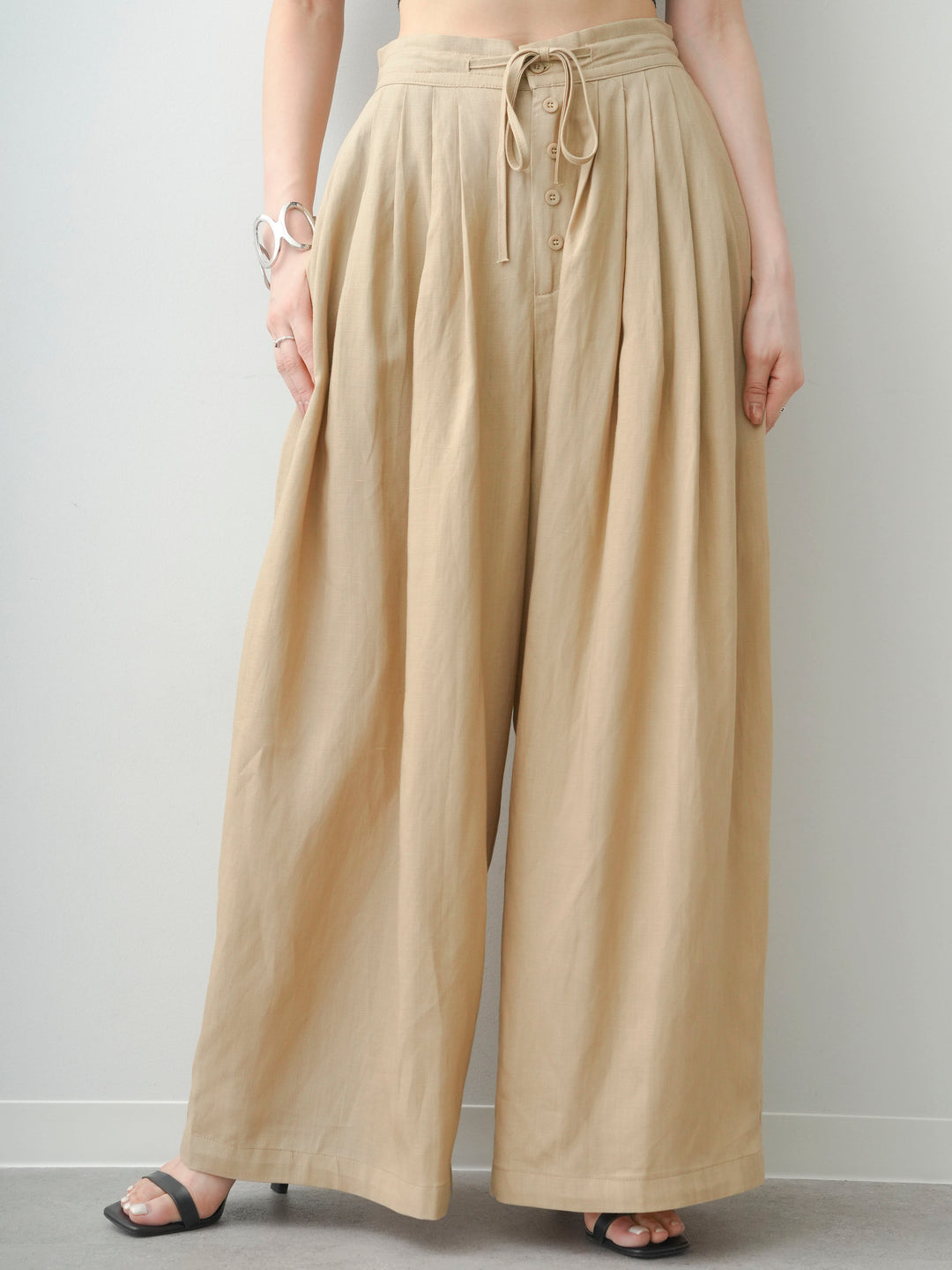 [予約]フロントボタンタックワイドパンツ/beige