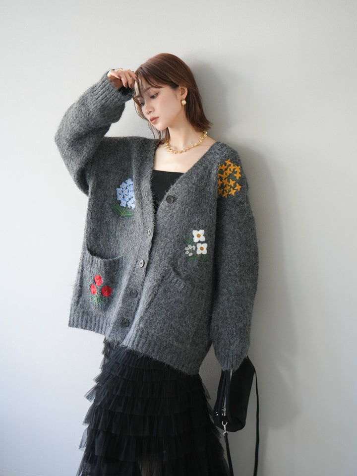 [予約]フラワー刺繍Vネックオーバーニットカーディガン/チャコール