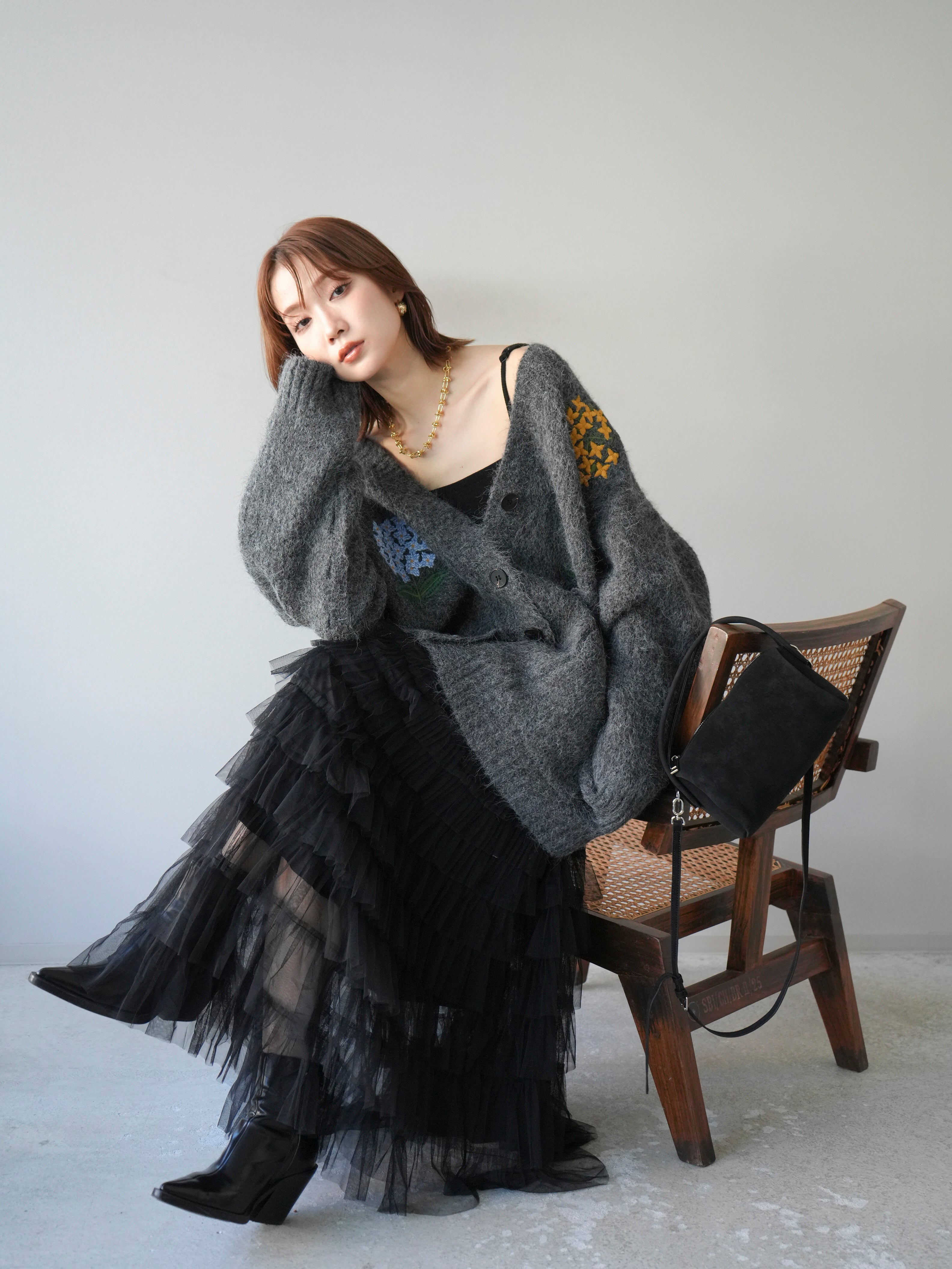 予約]フラワー刺繍Vネックオーバーニットカーディガン/チャコール – Lumier