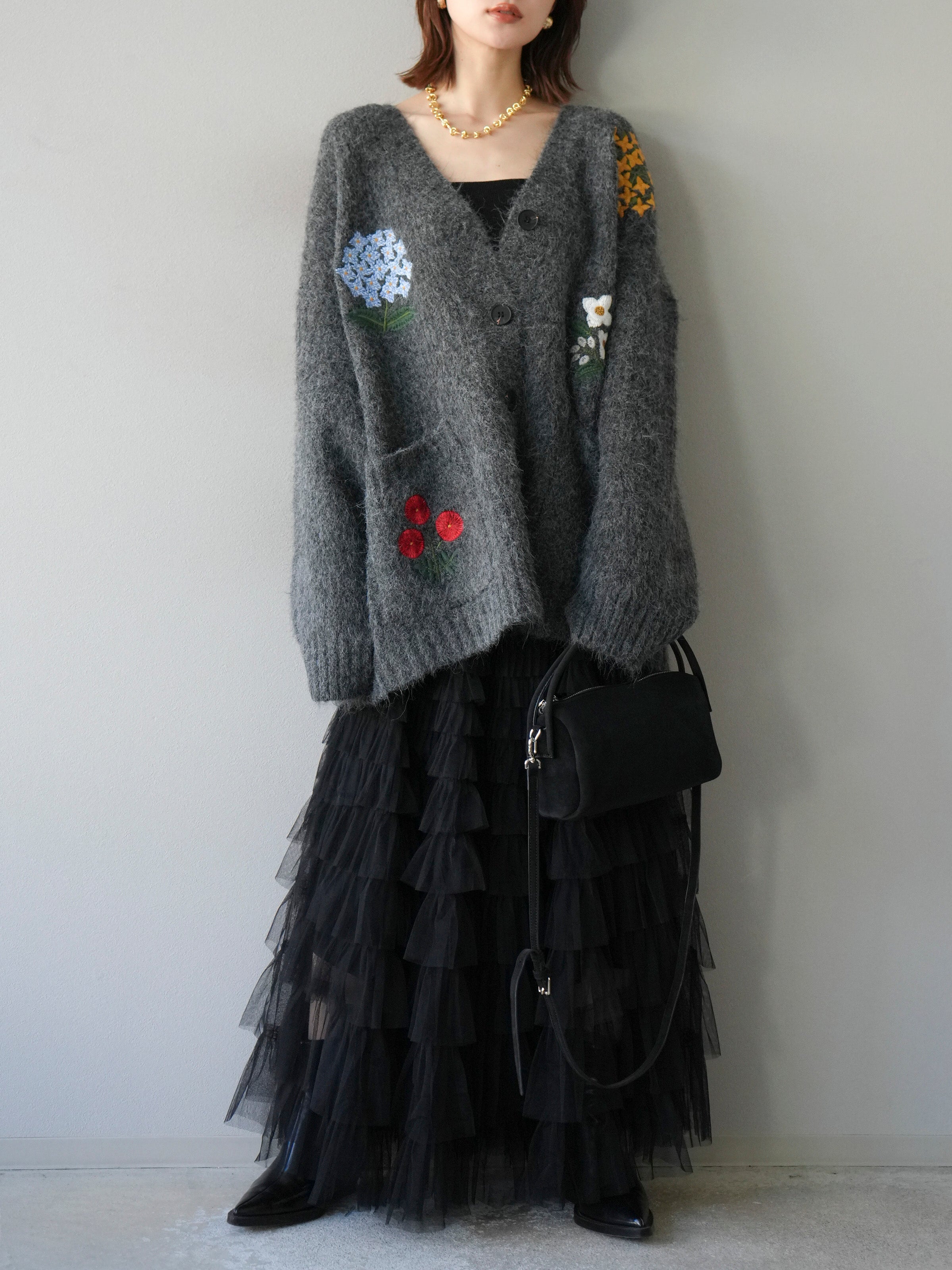 予約]フラワー刺繍Vネックオーバーニットカーディガン/チャコール – Lumier