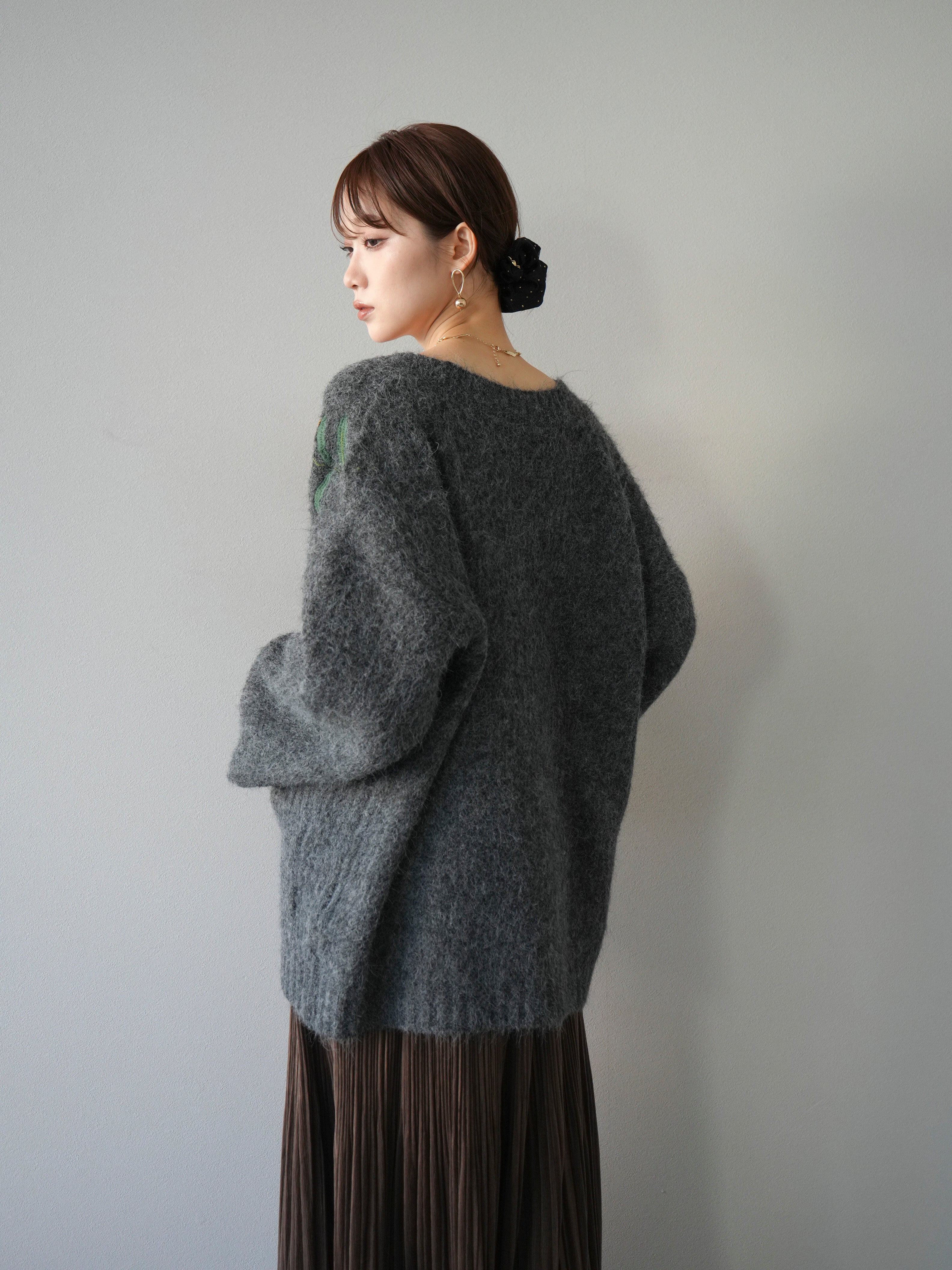 予約]フラワー刺繍Vネックオーバーニットカーディガン/チャコール – Lumier