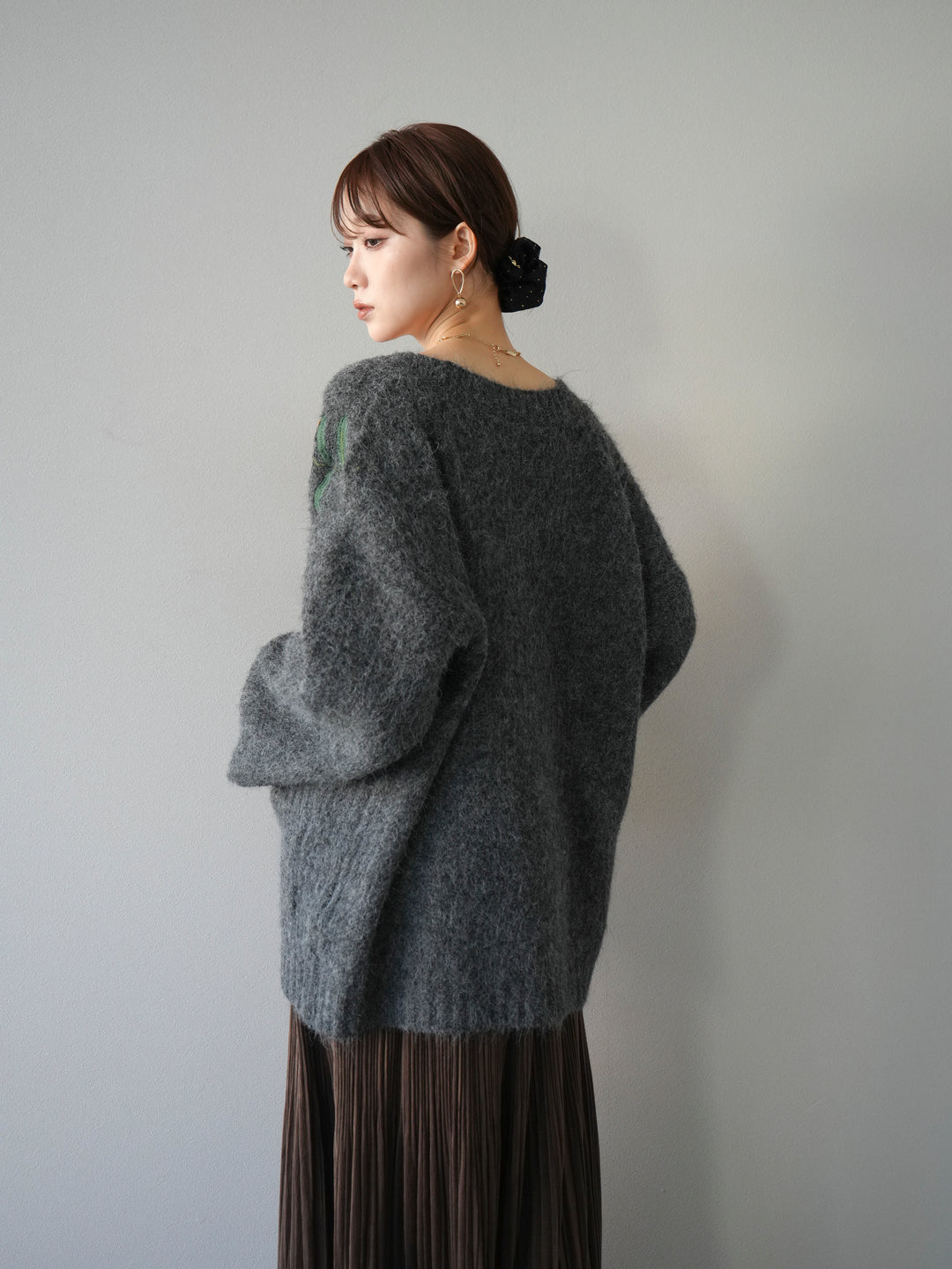 [予約]フラワー刺繍Vネックオーバーニットカーディガン/チャコール