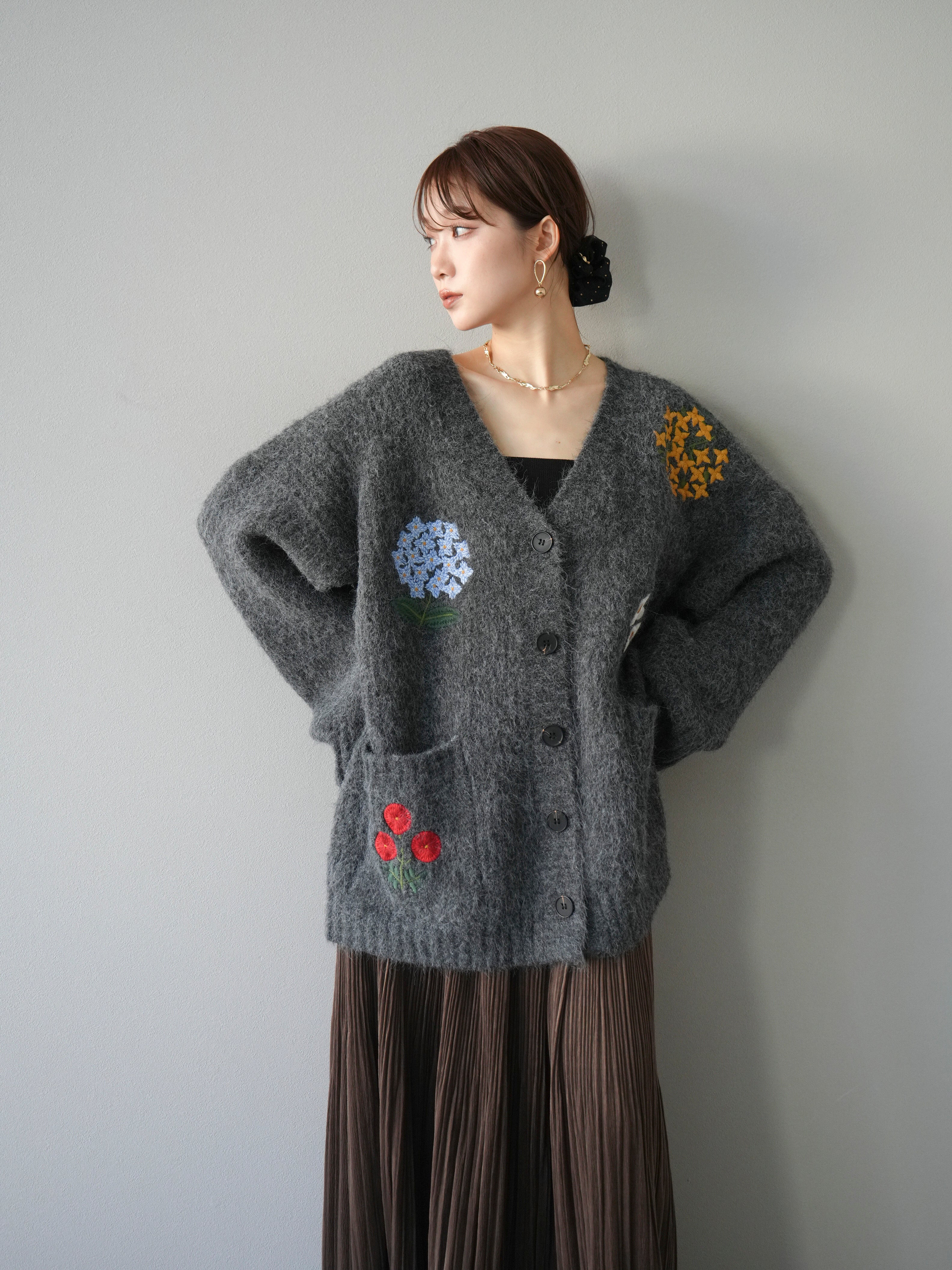 予約]フラワー刺繍Vネックオーバーニットカーディガン/チャコール – Lumier